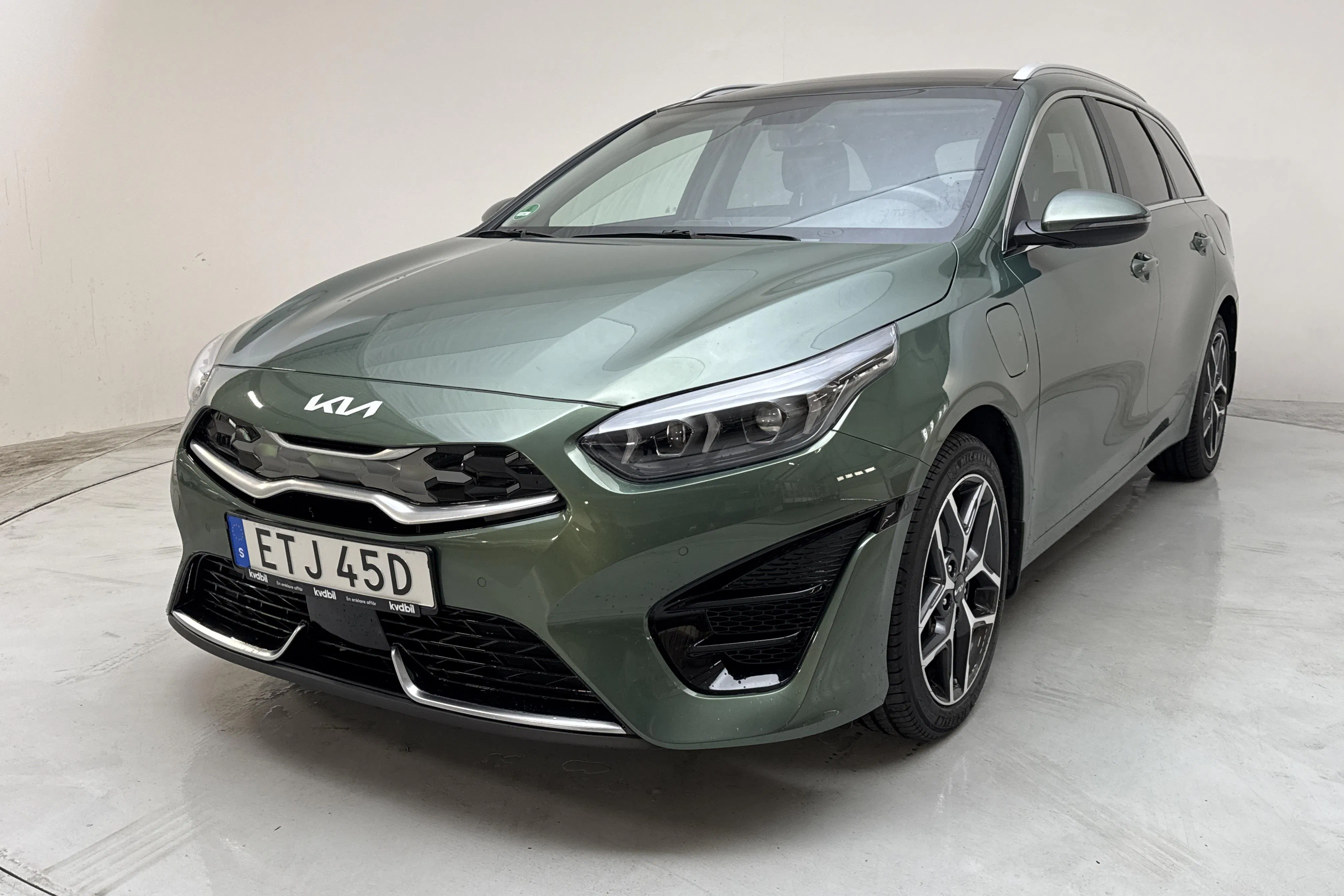 Presentation photo 1 of 17: KIA Ceed 1.6 Plug-in Hybrid SW (141hk) - 54 820 km - Automatic - green - 2024