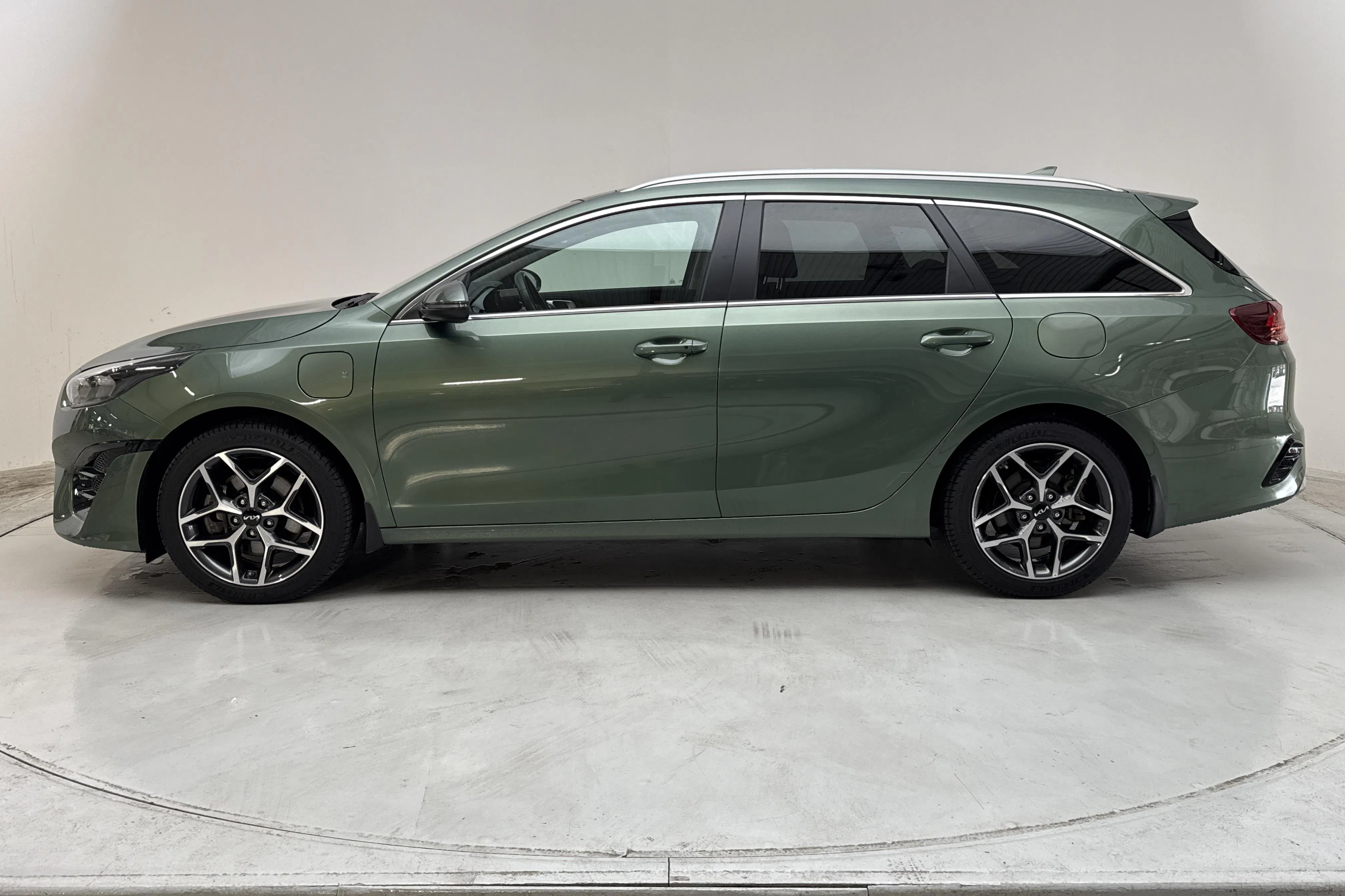 Presentation photo 2 of 17: KIA Ceed 1.6 Plug-in Hybrid SW (141hk) - 54 820 km - Automatic - green - 2024