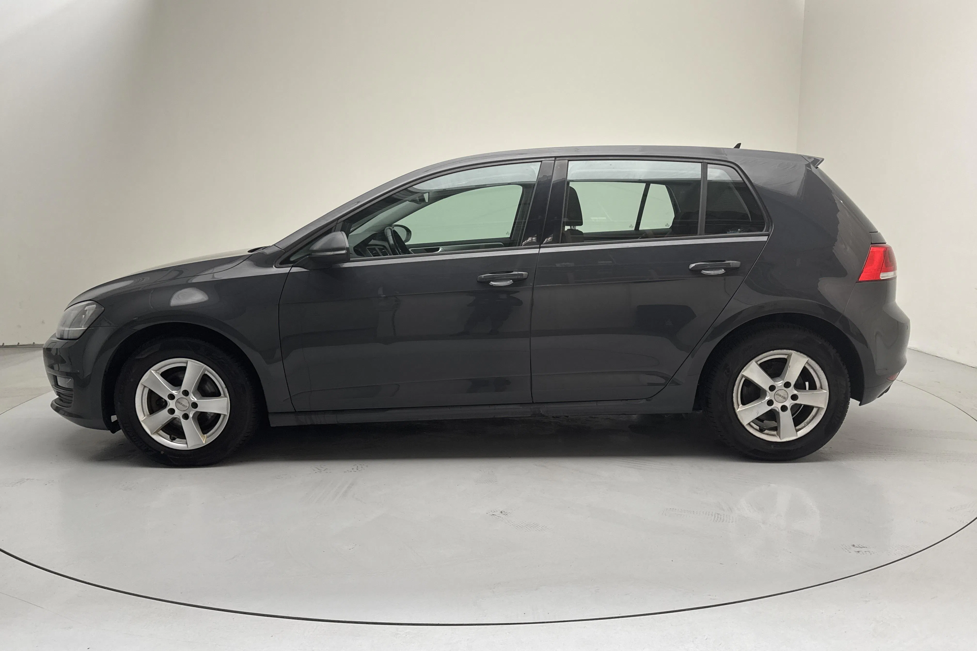 Presentation photo 2 of 13: VW Golf VII 1.6 TDI BlueMotion Technology 5dr (105hk) - 187 900 km - Automatic - dark grey - 2015