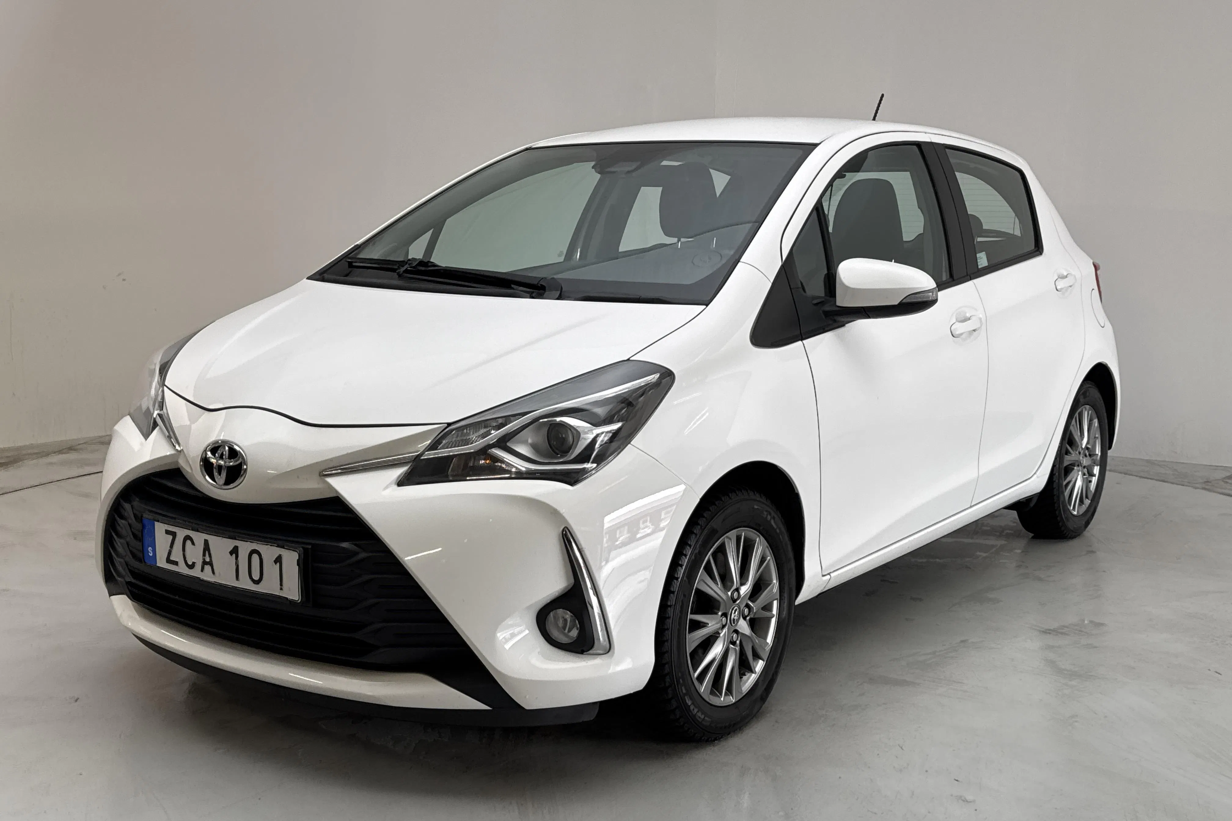 Presentationsfoto 1 av 12: Toyota Yaris 1.5 5dr (111hk) - 12 718 mil - Manuell - vit - 2018