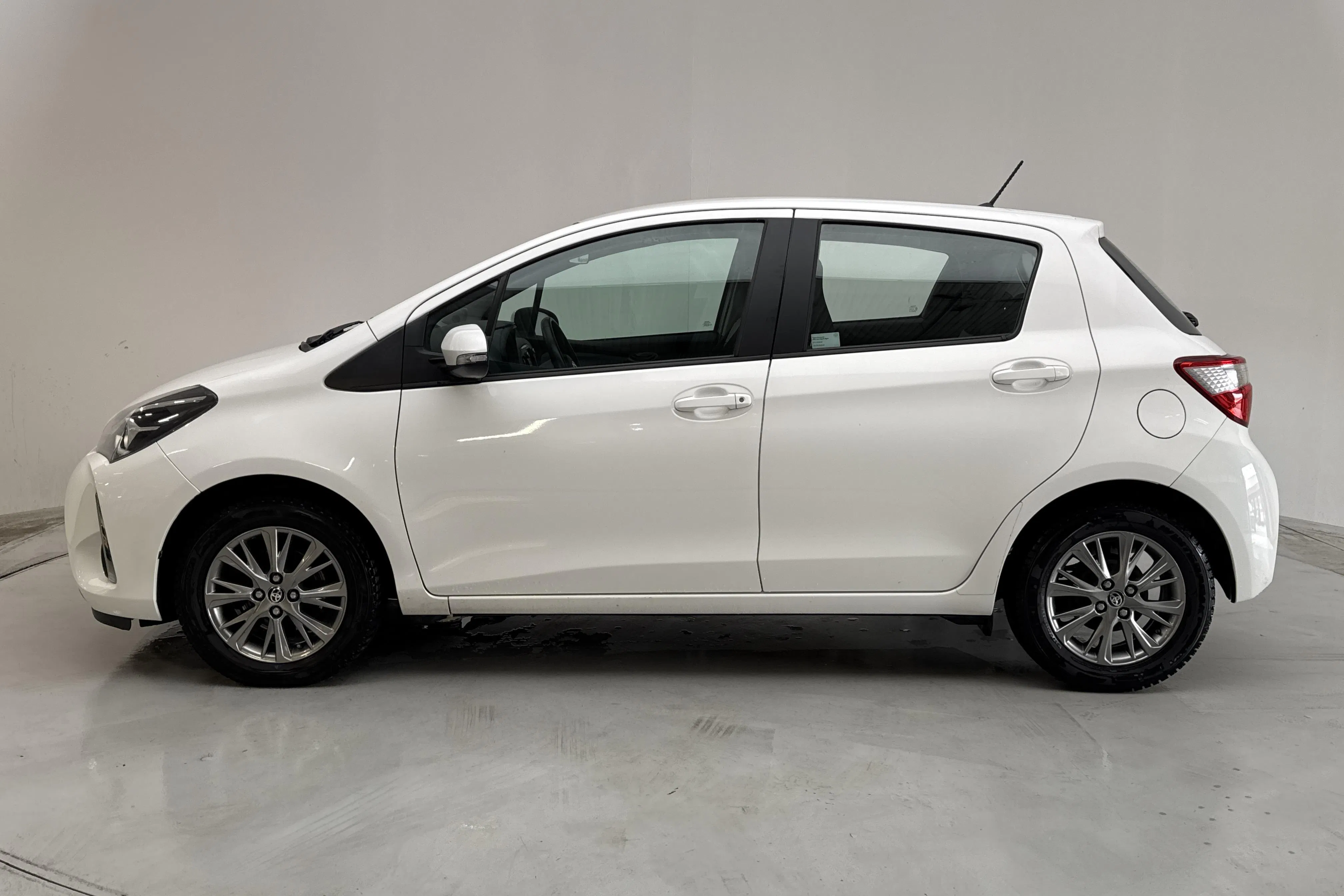Presentationsfoto 2 av 12: Toyota Yaris 1.5 5dr (111hk) - 12 718 mil - Manuell - vit - 2018