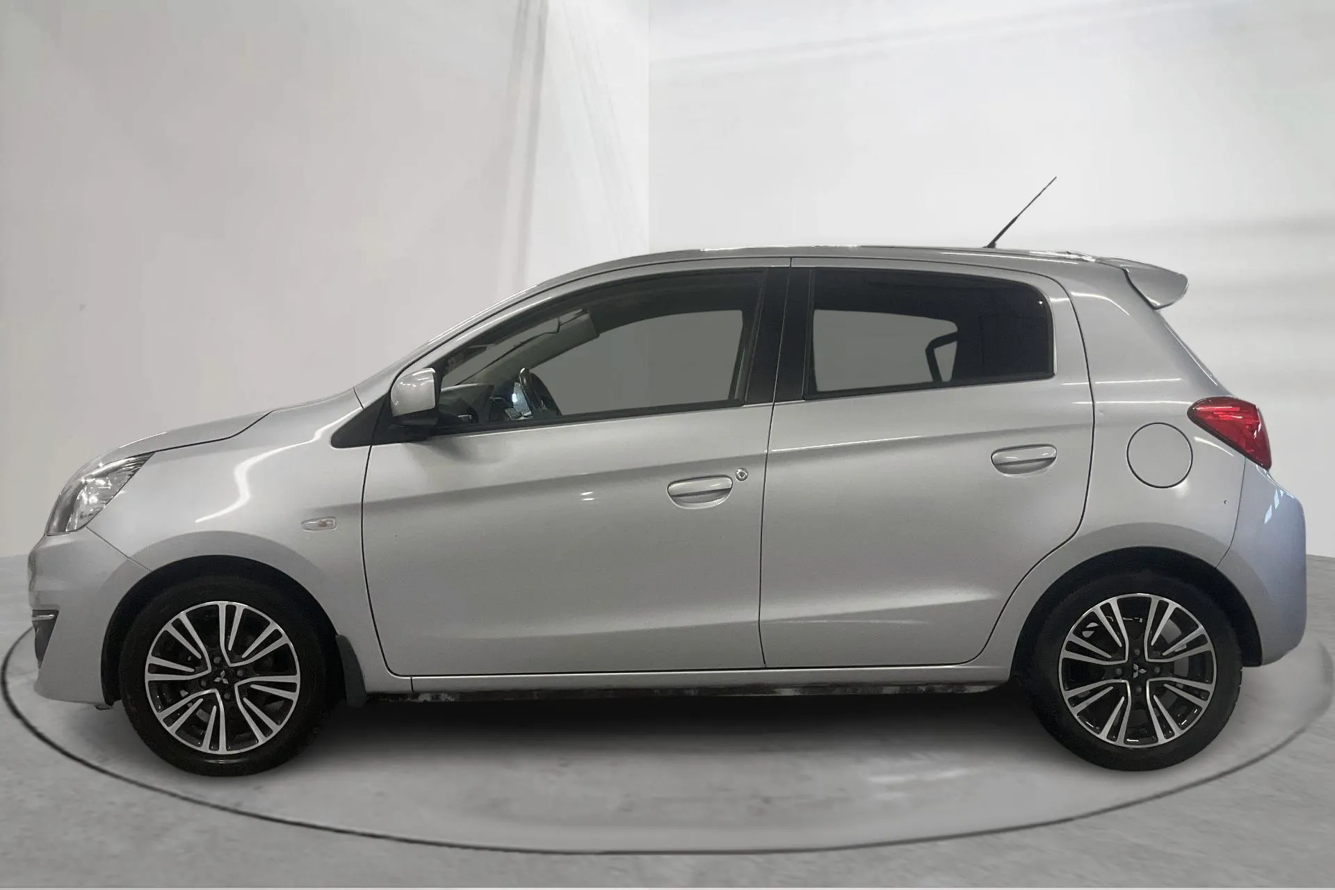 Presentation photo 2 of 16: Mitsubishi Space Star 1.2 5dr (80hk) - 27 300 km - Automatic - silver - 2016