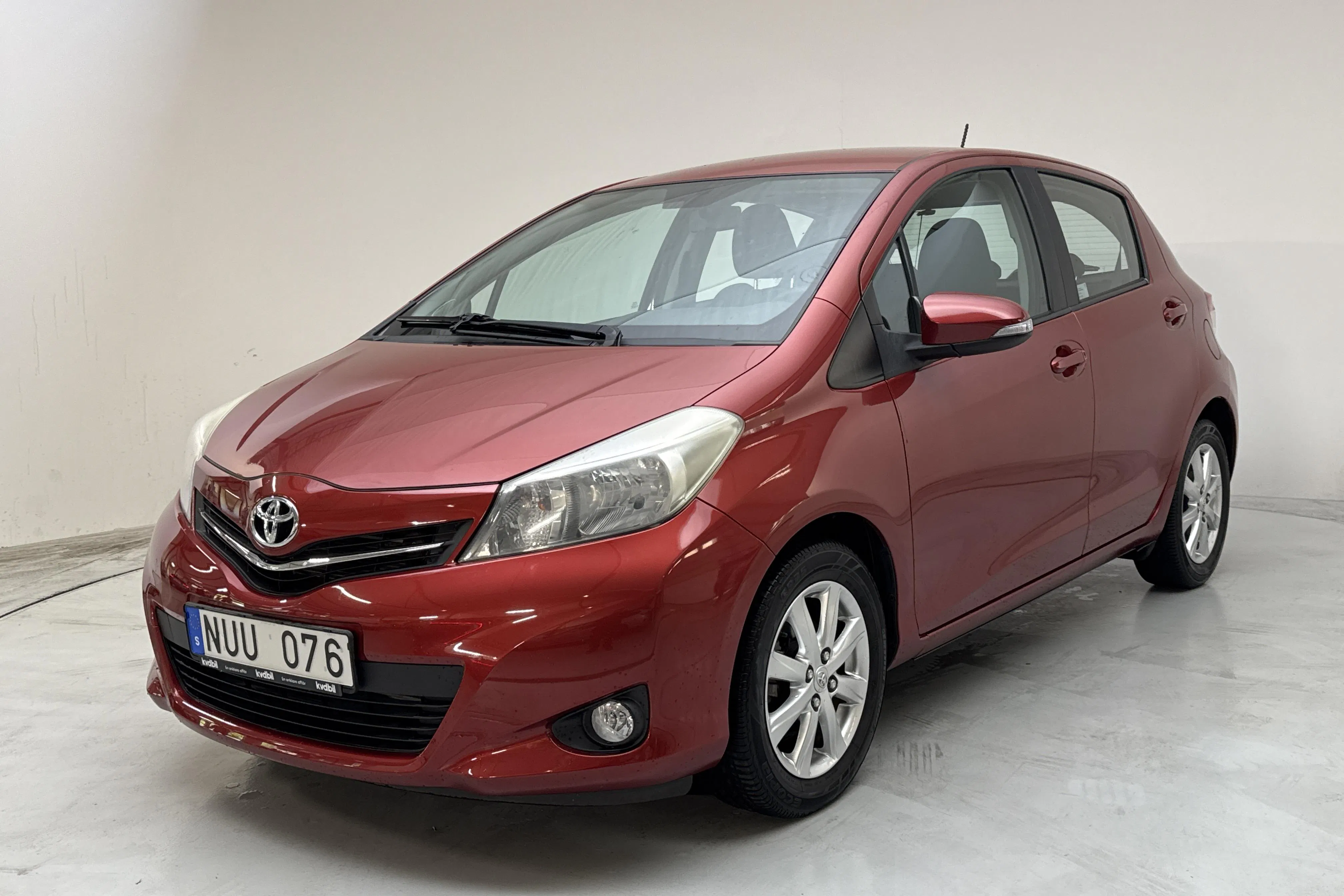 Presentation photo 1 of 13: Toyota Yaris 1.33 5dr (100hk) - 3 405 Scandinavian mile - Automatic - red - 2013