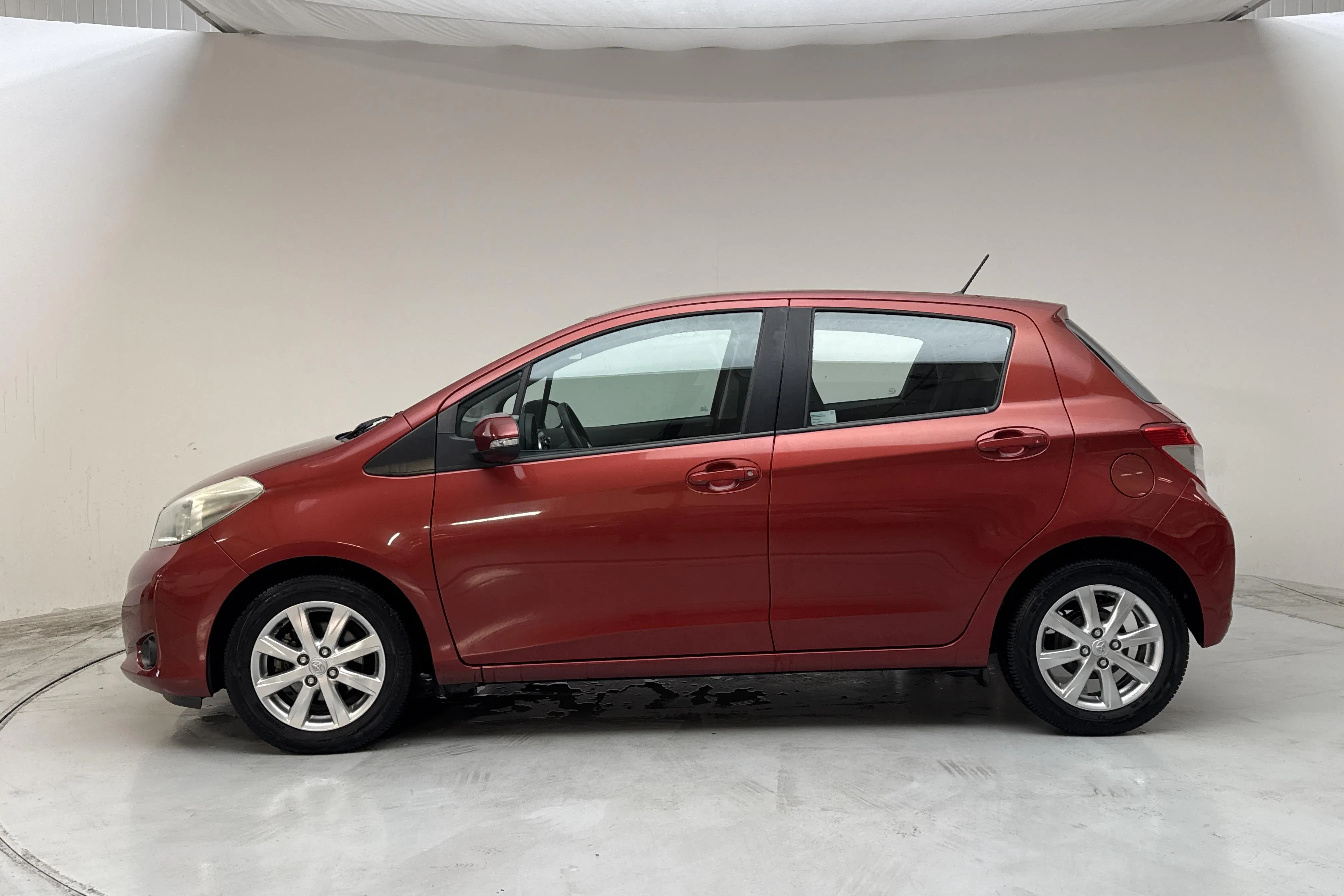 Presentation photo 2 of 13: Toyota Yaris 1.33 5dr (100hk) - 3 405 Scandinavian mile - Automatic - red - 2013