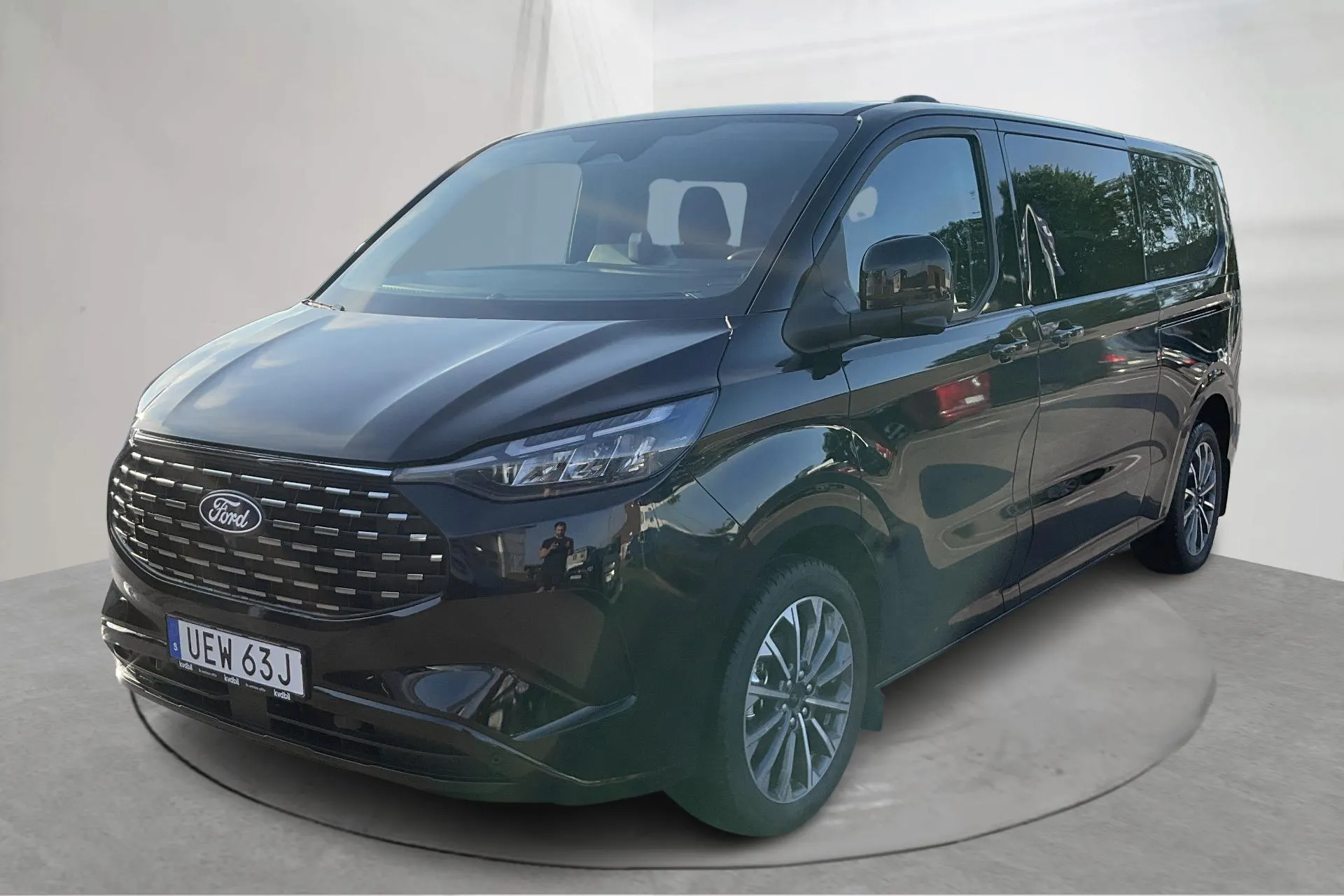 Presentation photo 1 of 18: Ford Custom Tourneo 2.5L PHEV (227hk) - 3 990 km - Automatic - black - 2026