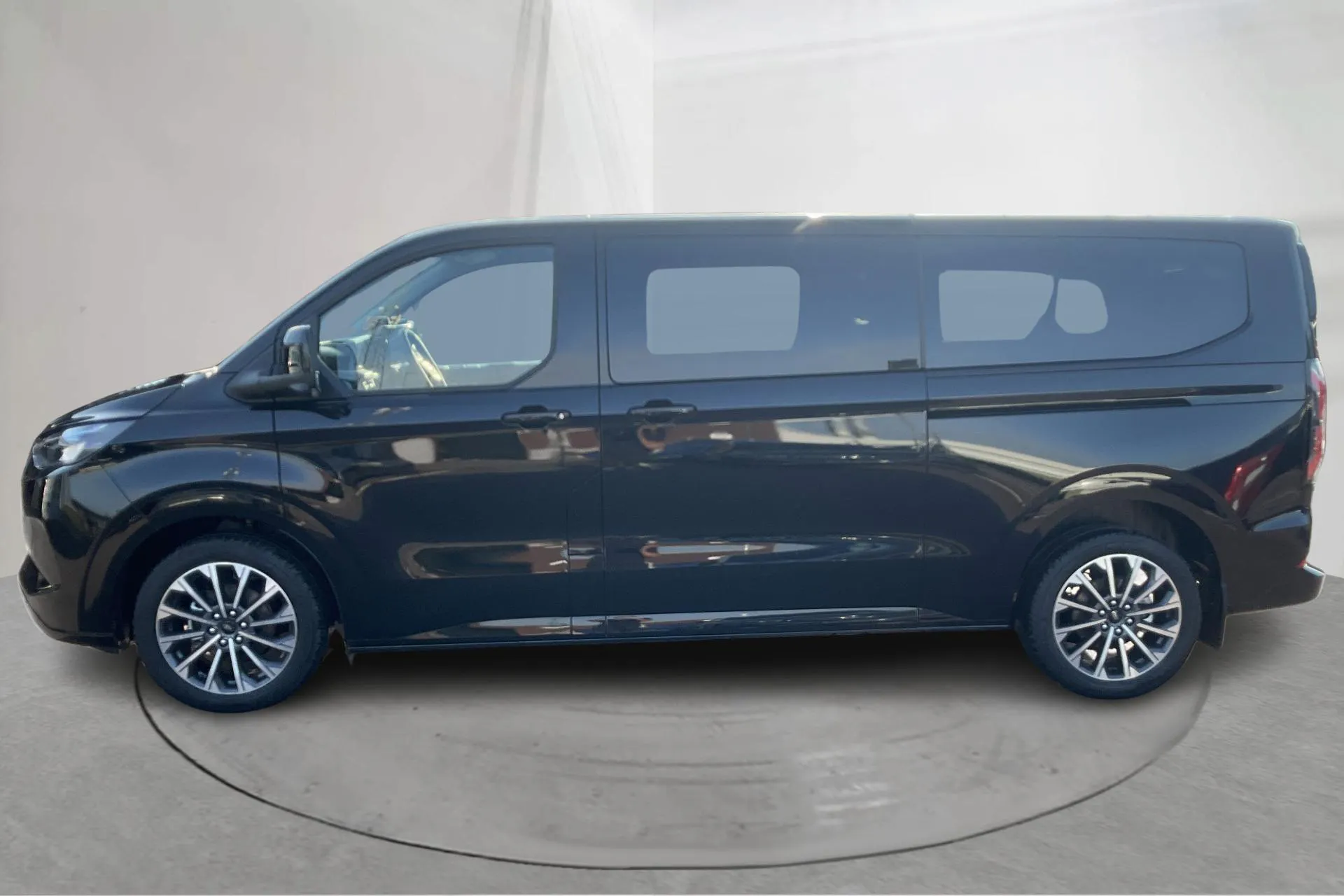 Presentation photo 2 of 18: Ford Custom Tourneo 2.5L PHEV (227hk) - 3 990 km - Automatic - black - 2026