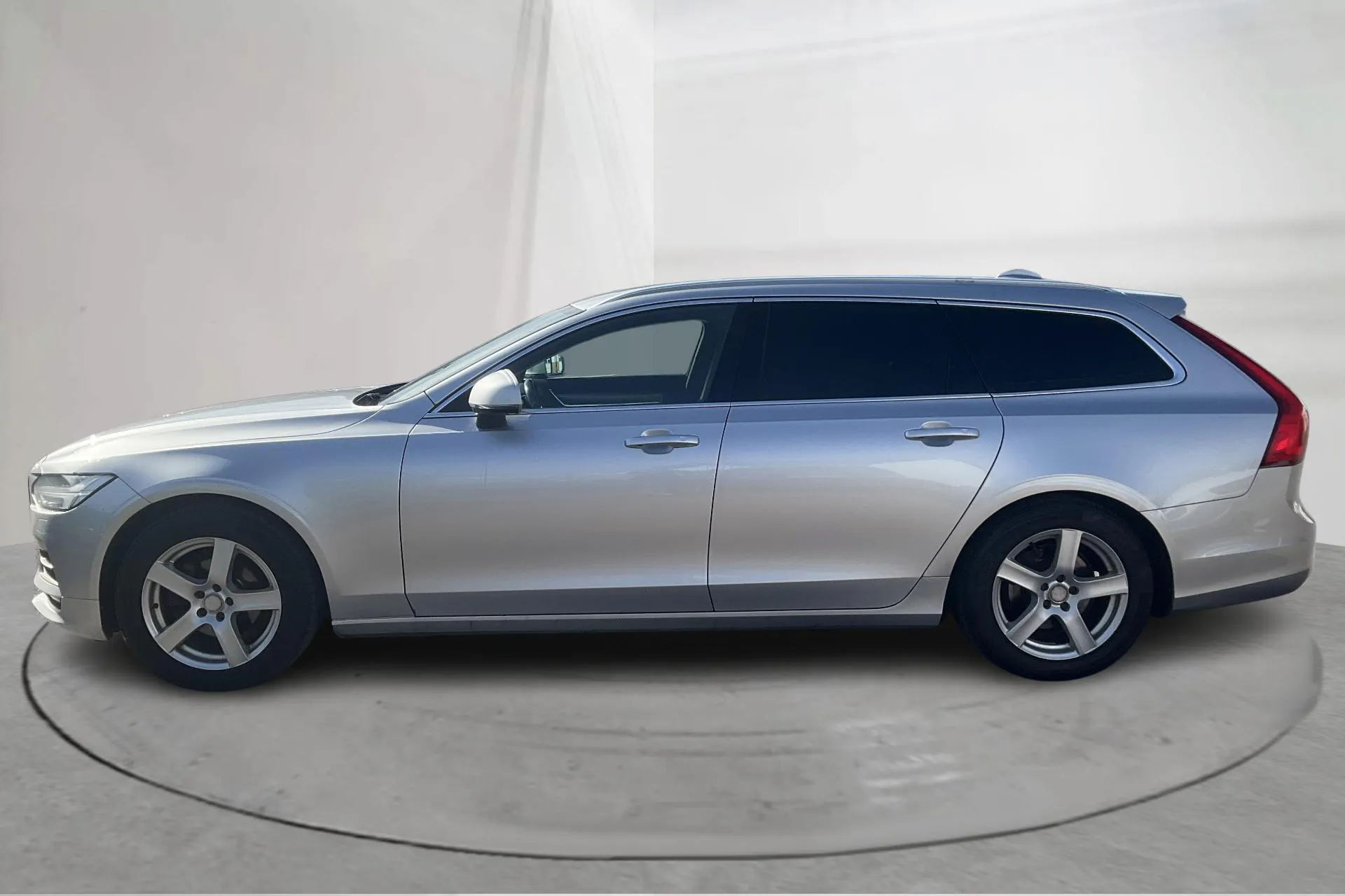 Presentationsfoto 2 av 13: Volvo V90 D3 (150hk) - 43 337 mil - Automat - silver - 2018