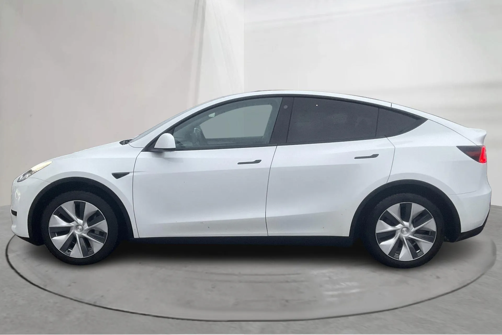 Presentationsfoto 2 av 20: Tesla Model Y RWD - 12 406 mil - Automat - vit - 2023