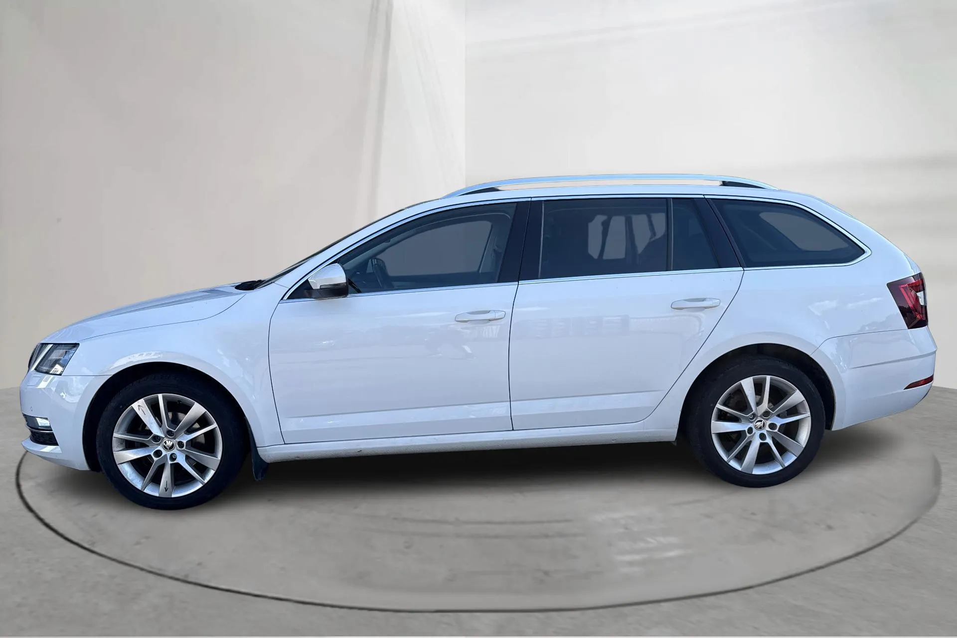 Presentationsfoto 2 av 15: Skoda Octavia III 1.6 TDI Combi (115hk) - 19 795 mil - Automat - vit - 2019