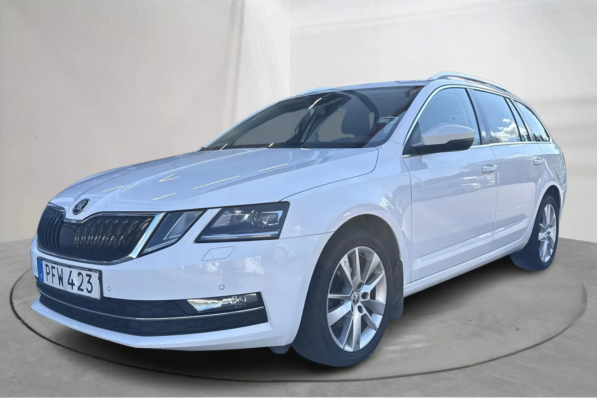 Presentationsfoto 1 av 15: Skoda Octavia III 1.6 TDI Combi (115hk) - 19 795 mil - Automat - vit - 2019