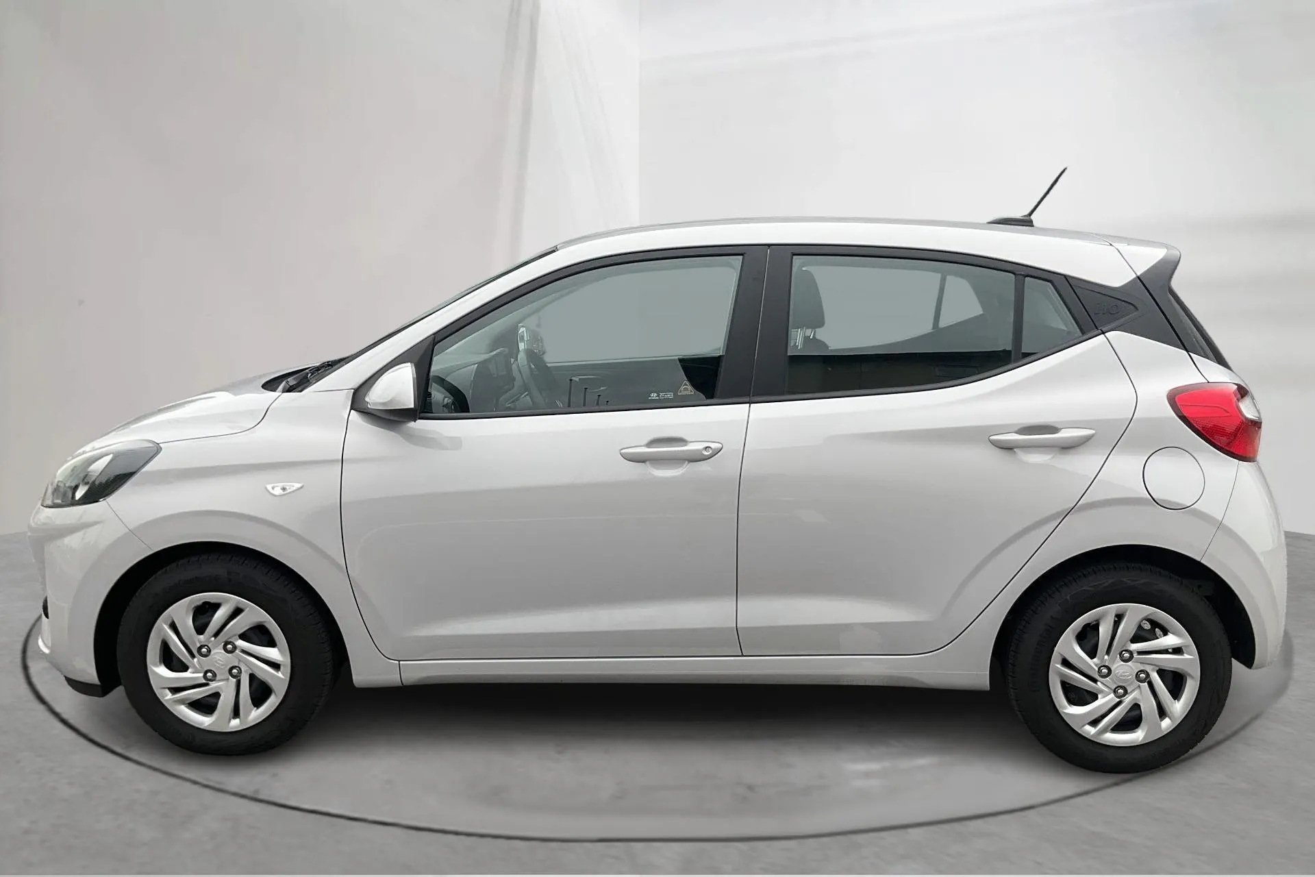 Presentation photo 2 of 16: Hyundai i10 1.0 MPi (63hk) - 7 370 km - Manual - gray - 2025