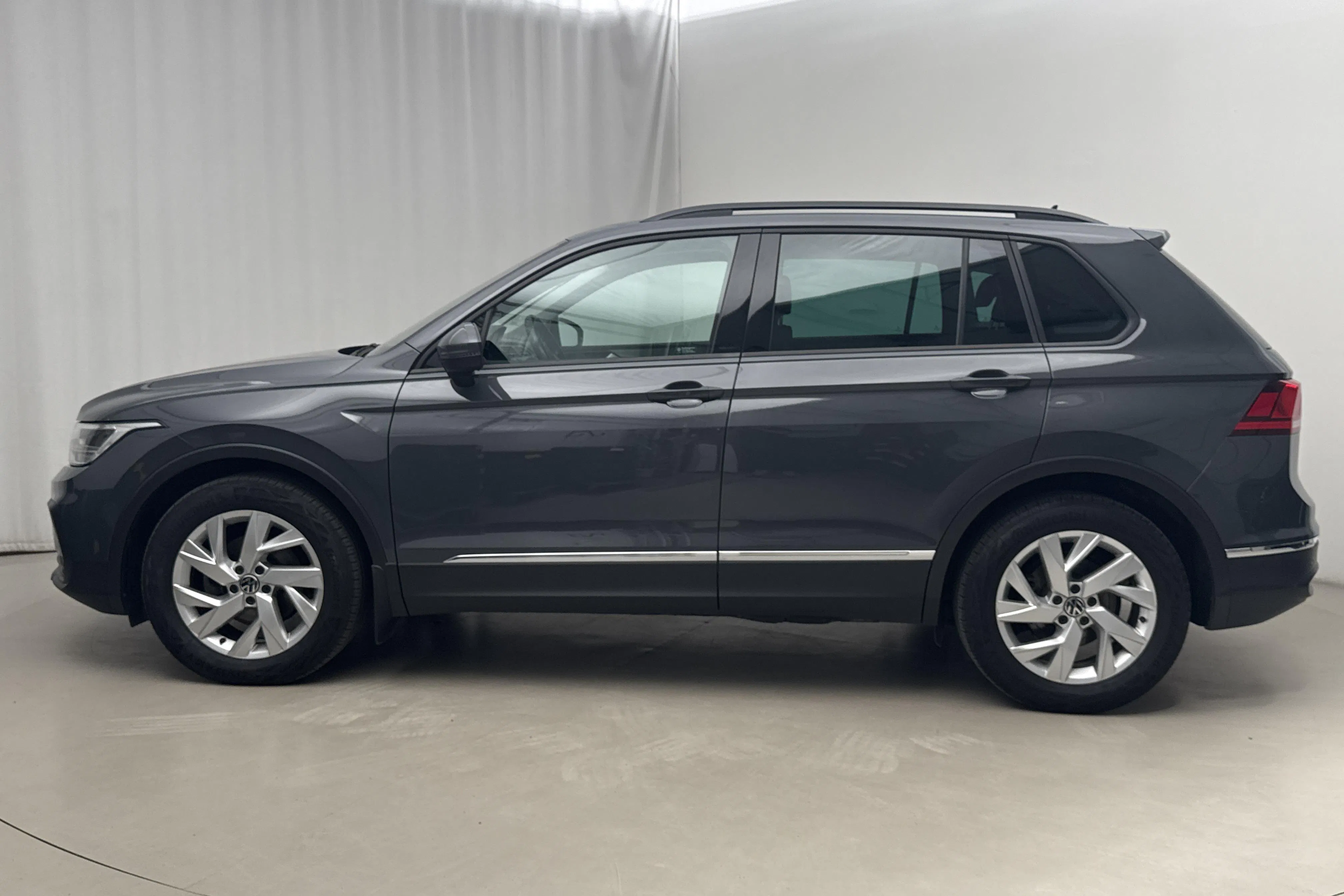 Presentationsfoto 2 av 16: VW Tiguan 1.5 TSI (150hk) - 5 209 mil - Automat - Mörkgrå - 2023