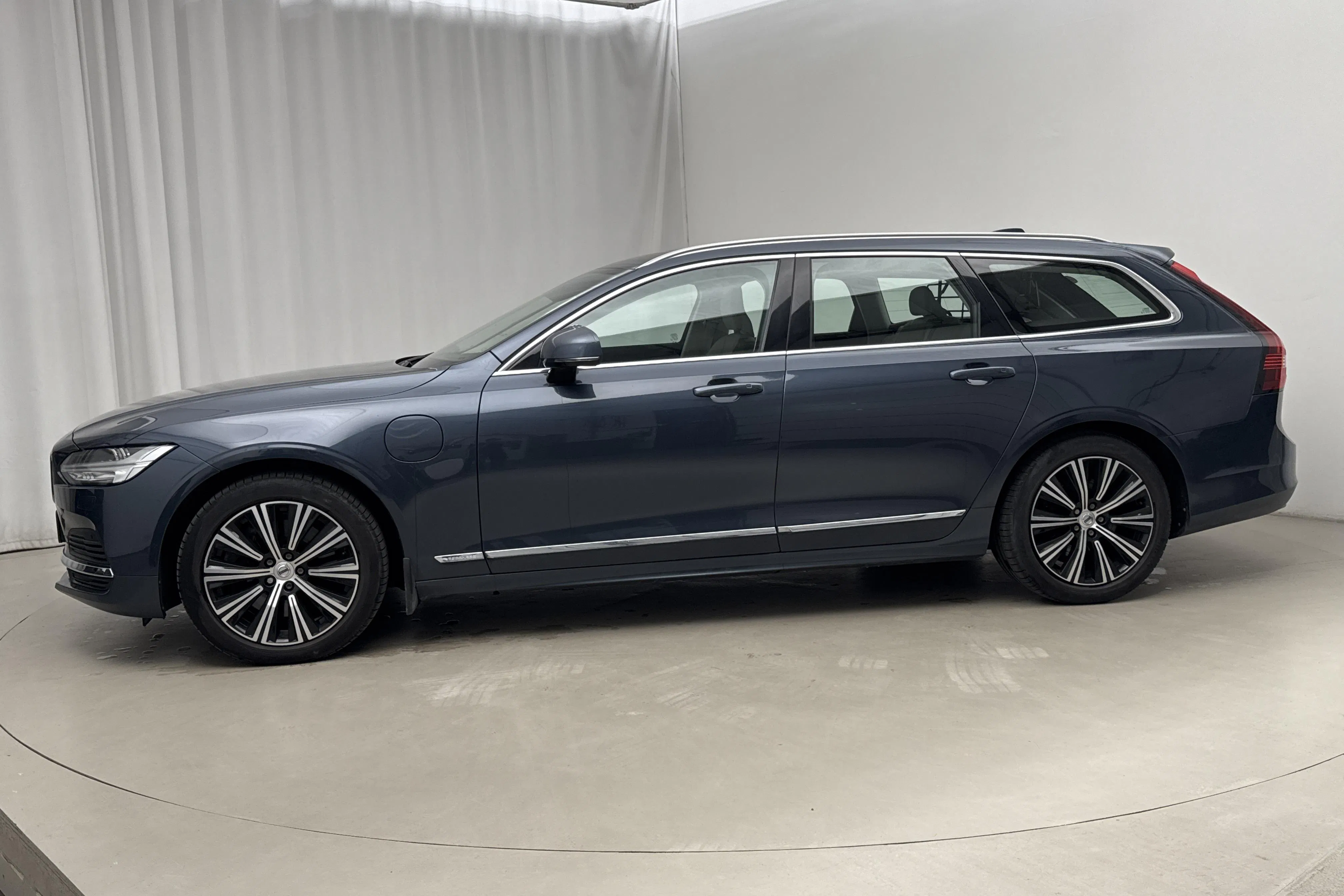 Presentationsfoto 2 av 27: Volvo V90 T6 AWD Recharge (350hk) - 10 086 mil - Automat - Mörkblå - 2022