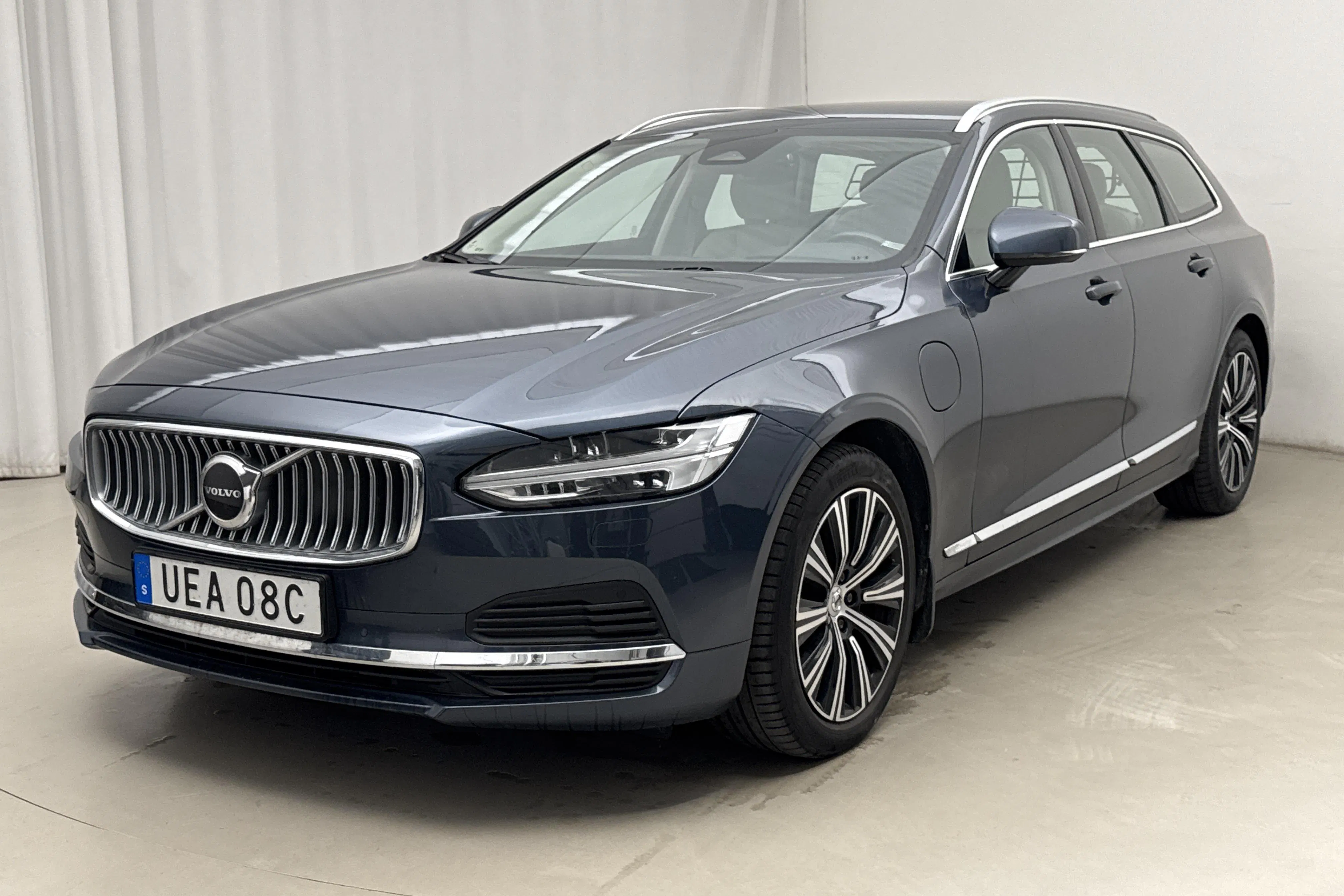 Presentationsfoto 1 av 27: Volvo V90 T6 AWD Recharge (350hk) - 10 086 mil - Automat - Mörkblå - 2022