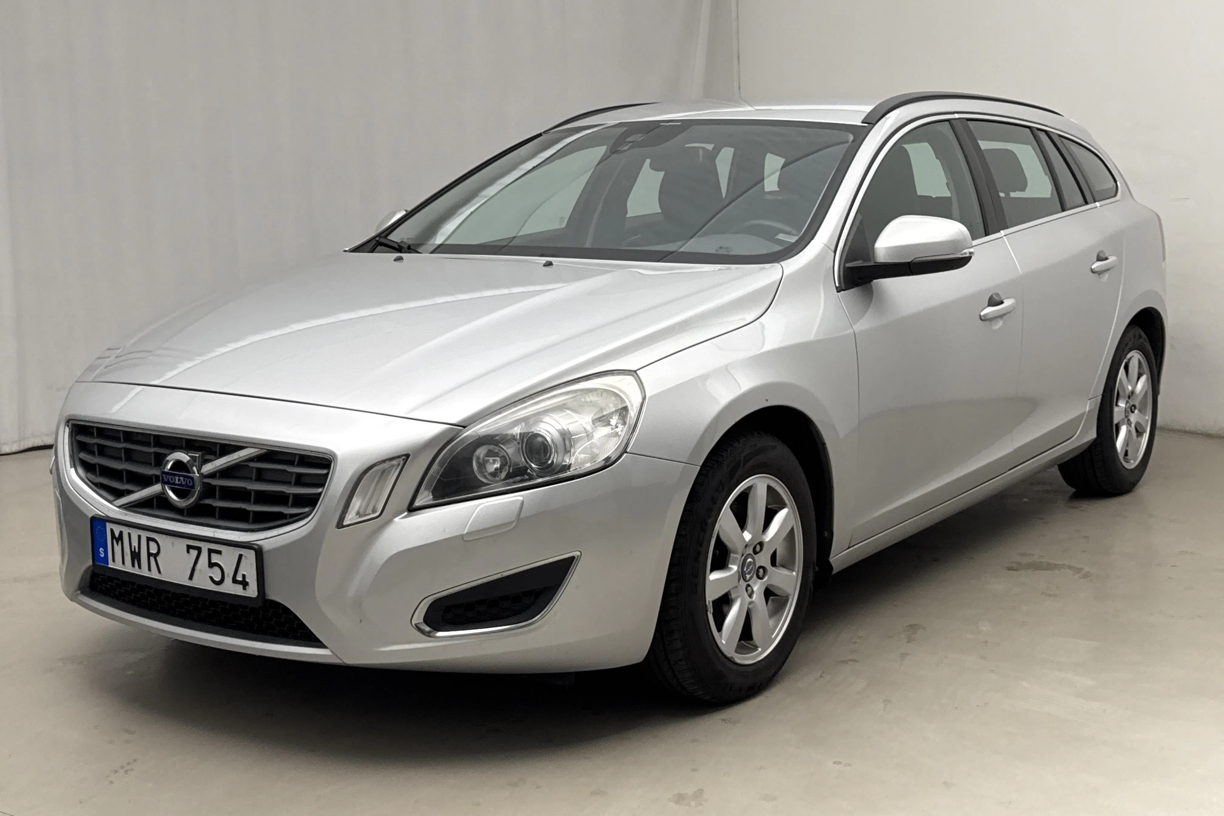 Presentation photo 1 of 16: Volvo V60 D2 (115hk) - 223 990 km - Manual - light grey - 2013