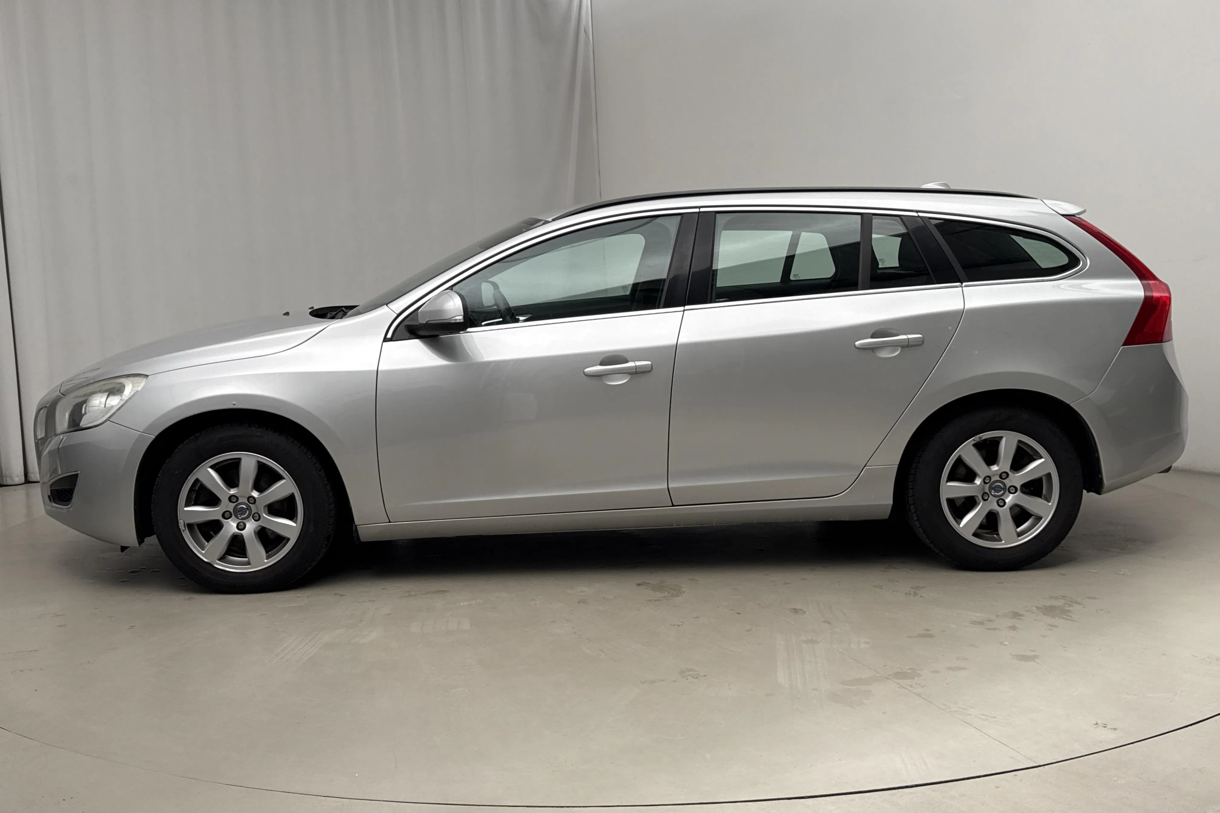 Presentation photo 2 of 16: Volvo V60 D2 (115hk) - 223 990 km - Manual - light grey - 2013