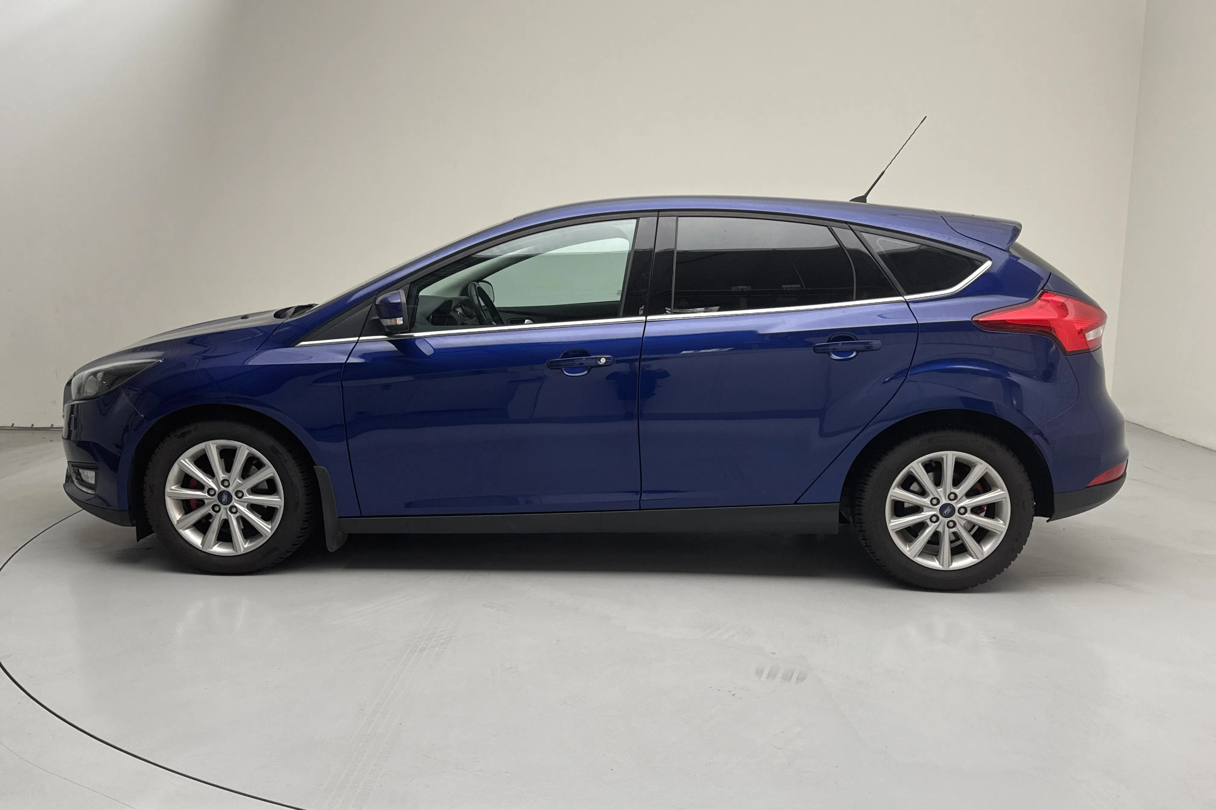 Presentation photo 2 of 11: Ford Focus 1.0 EcoBoost 5dr (100hk) - 166 560 km - Manual - blue - 2016