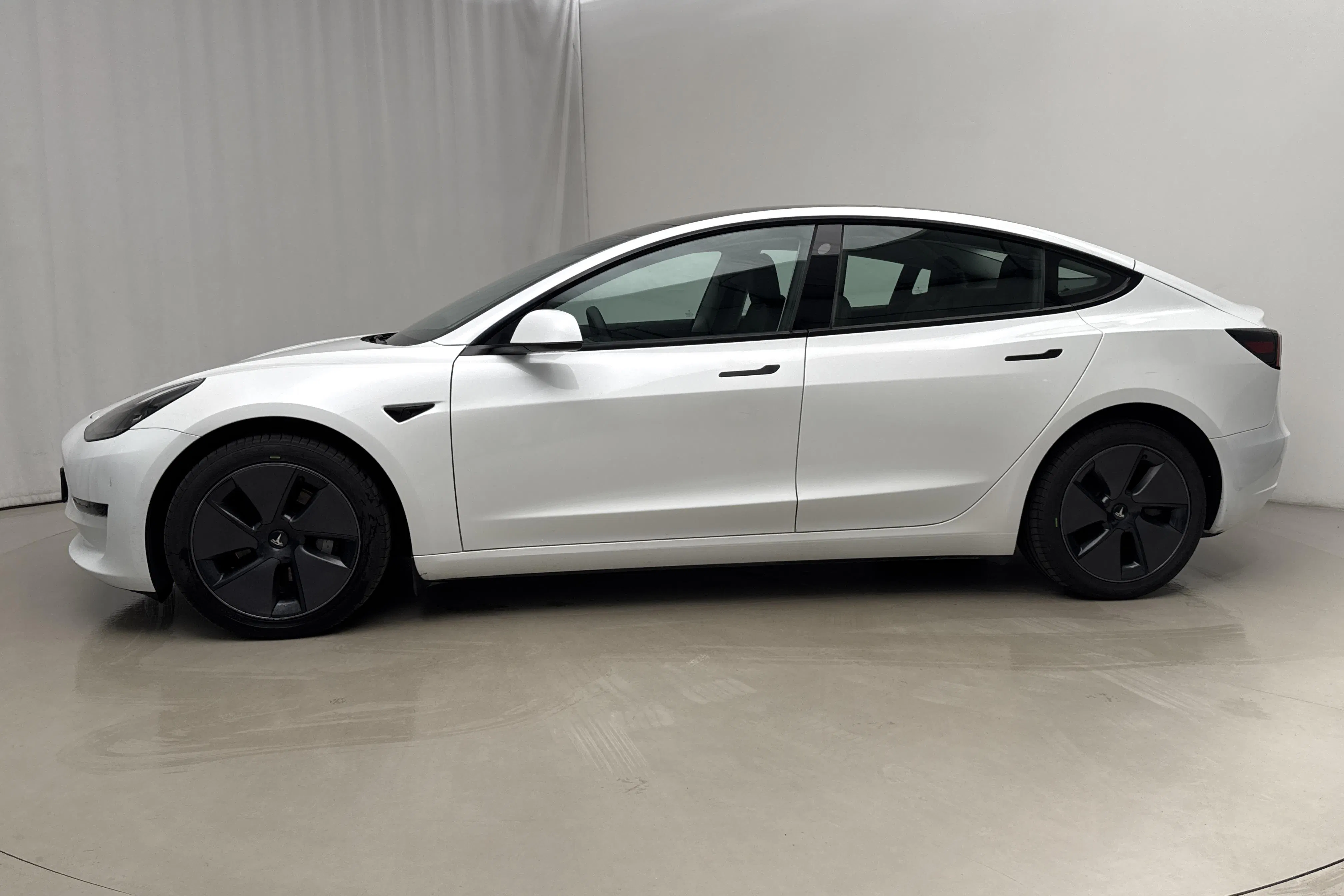 Presentationsfoto 2 av 23: Tesla Model 3 Long Range Dual Motor AWD - 6 925 mil - Automat - vit - 2023