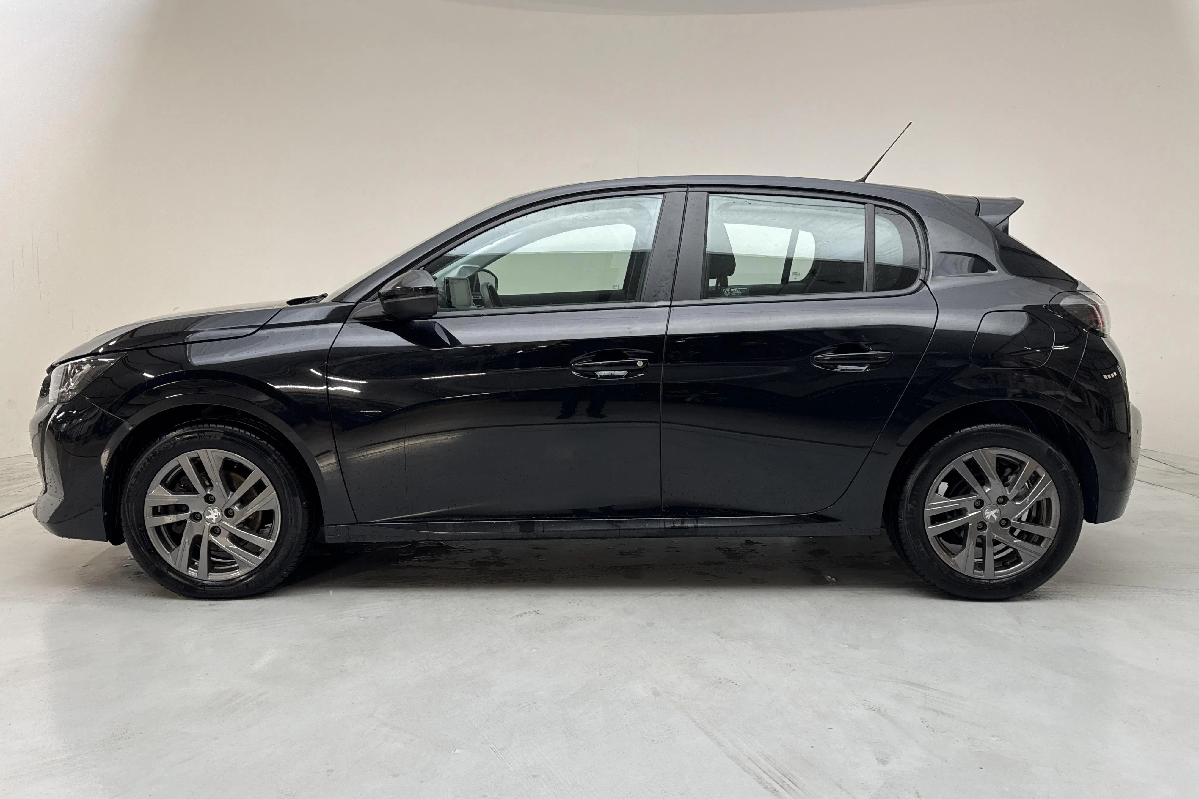 Presentationsfoto 2 av 12: Peugeot 208 1.2 PureTech 5dr (100hk) - 5 922 mil - Automat - svart - 2022