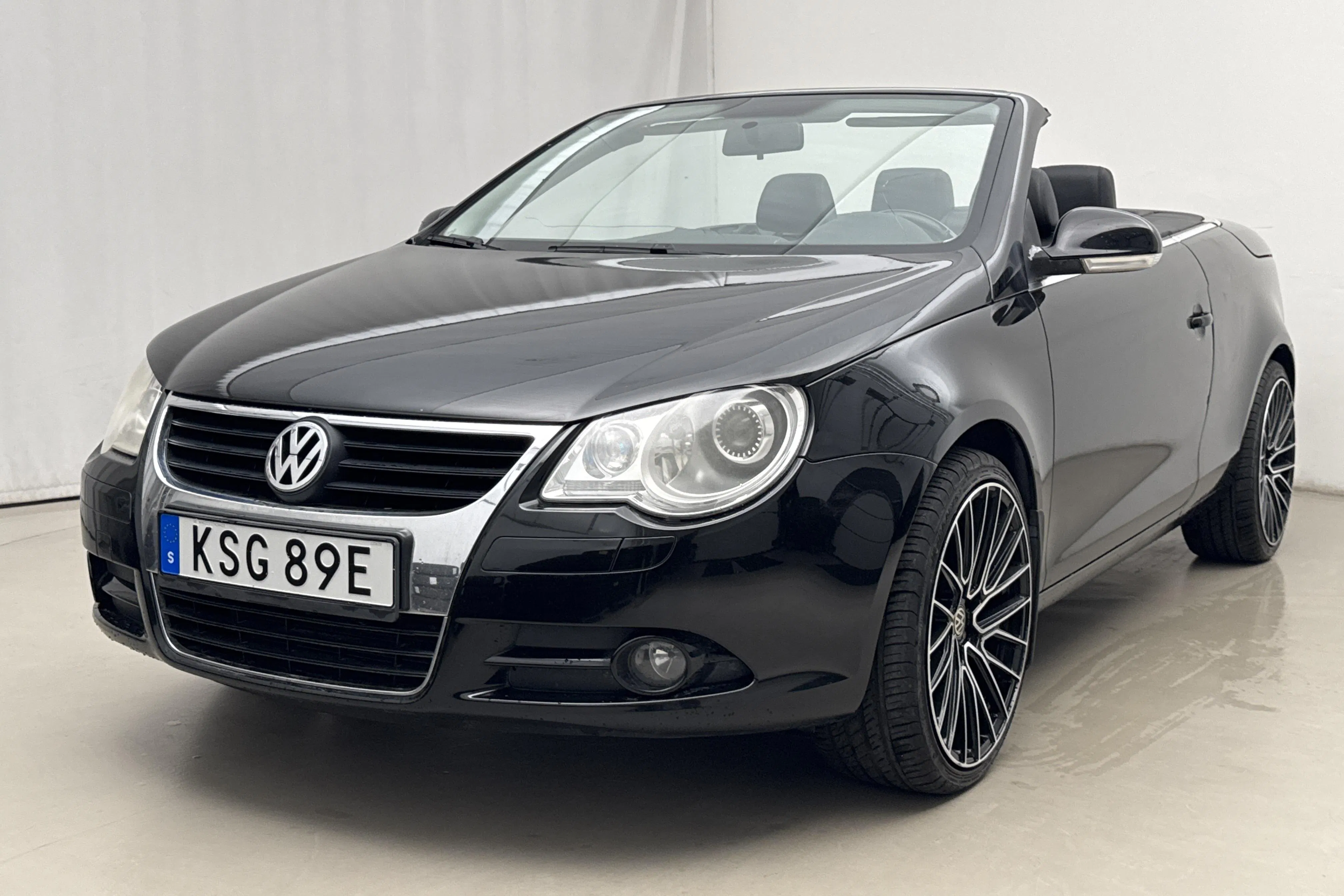Presentation photo 1 of 25: VW Eos 2.0 FSI Cabriolet (150hk) - 201 810 km - Manual - black - 2007