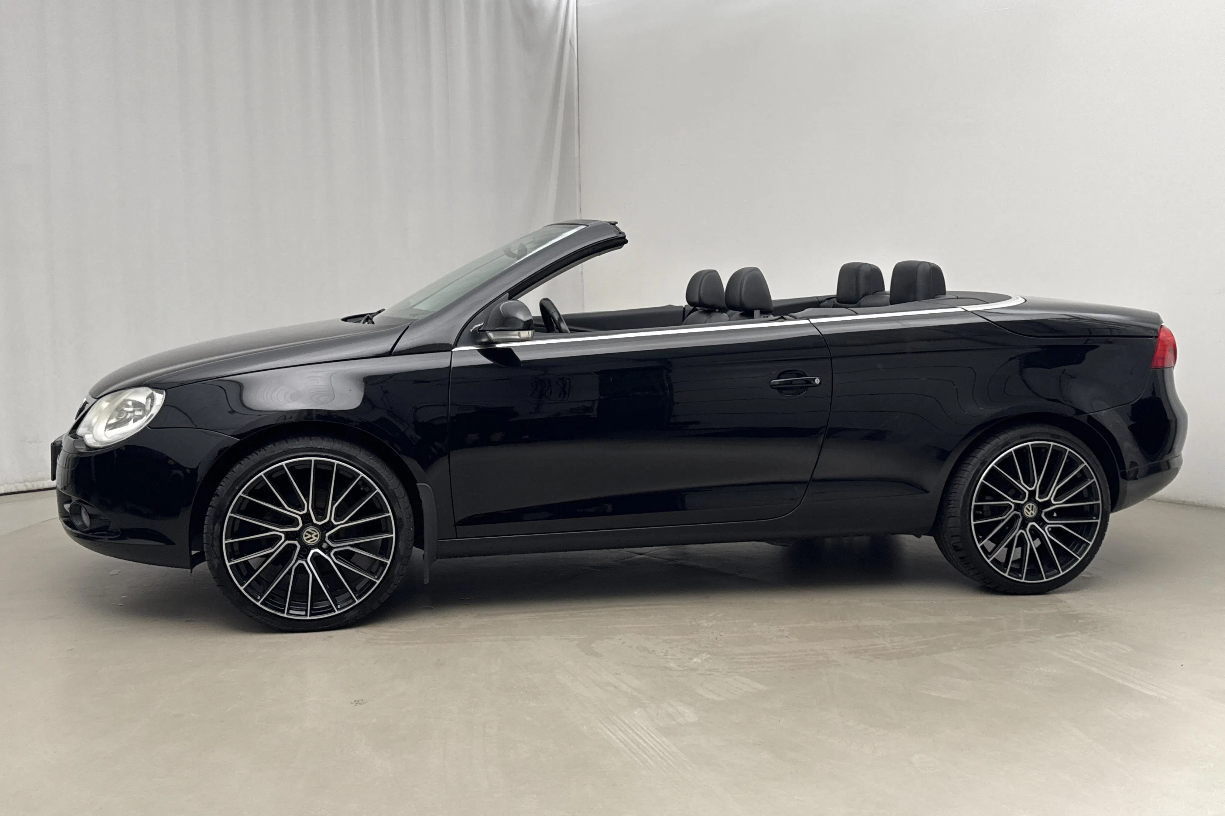 Presentation photo 2 of 25: VW Eos 2.0 FSI Cabriolet (150hk) - 201 810 km - Manual - black - 2007