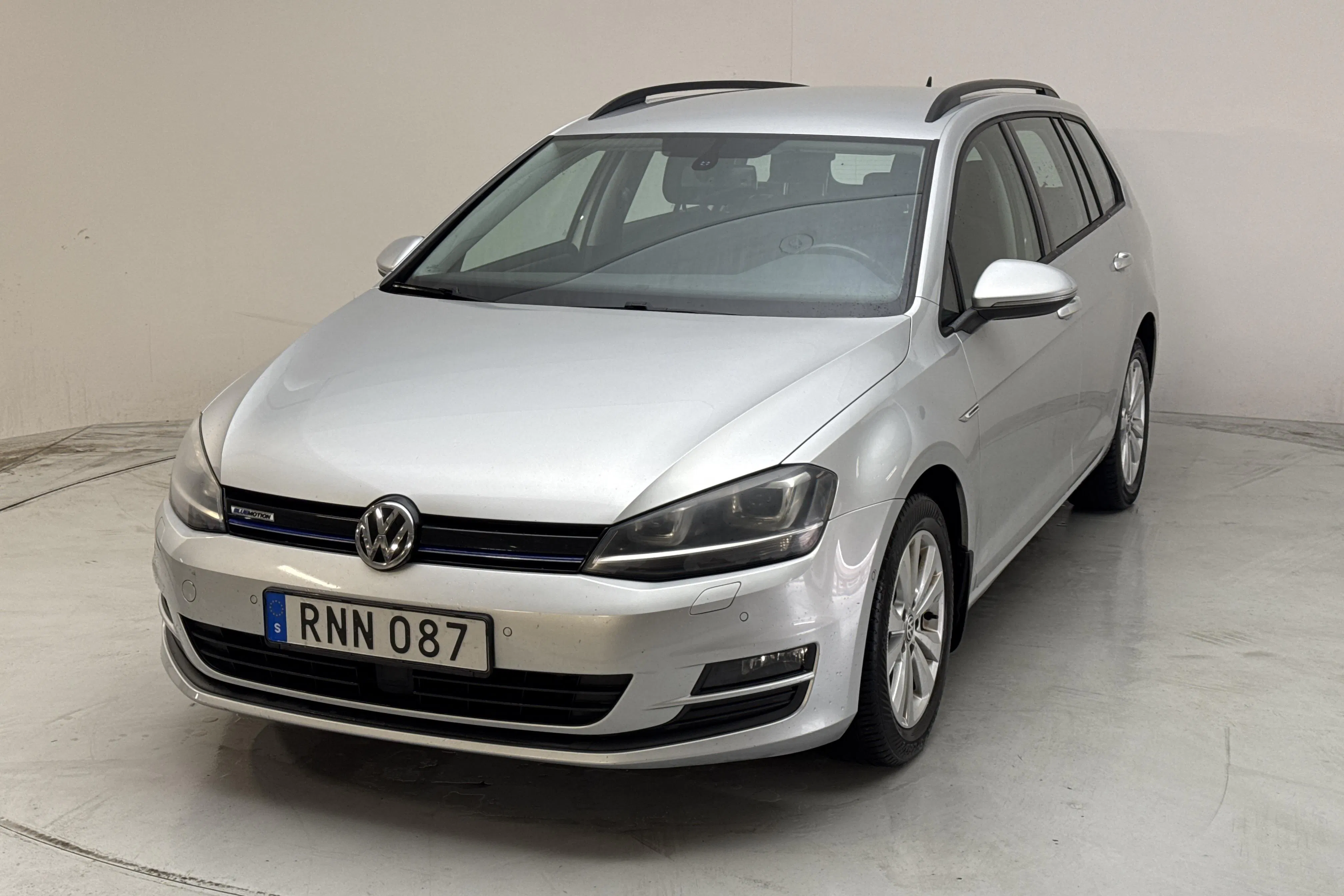 Presentationsfoto 1 av 14: VW Golf VII 1.4 TGI BlueMotion Sportscombi (110hk) - 23 710 mil - Automat - silver - 2015