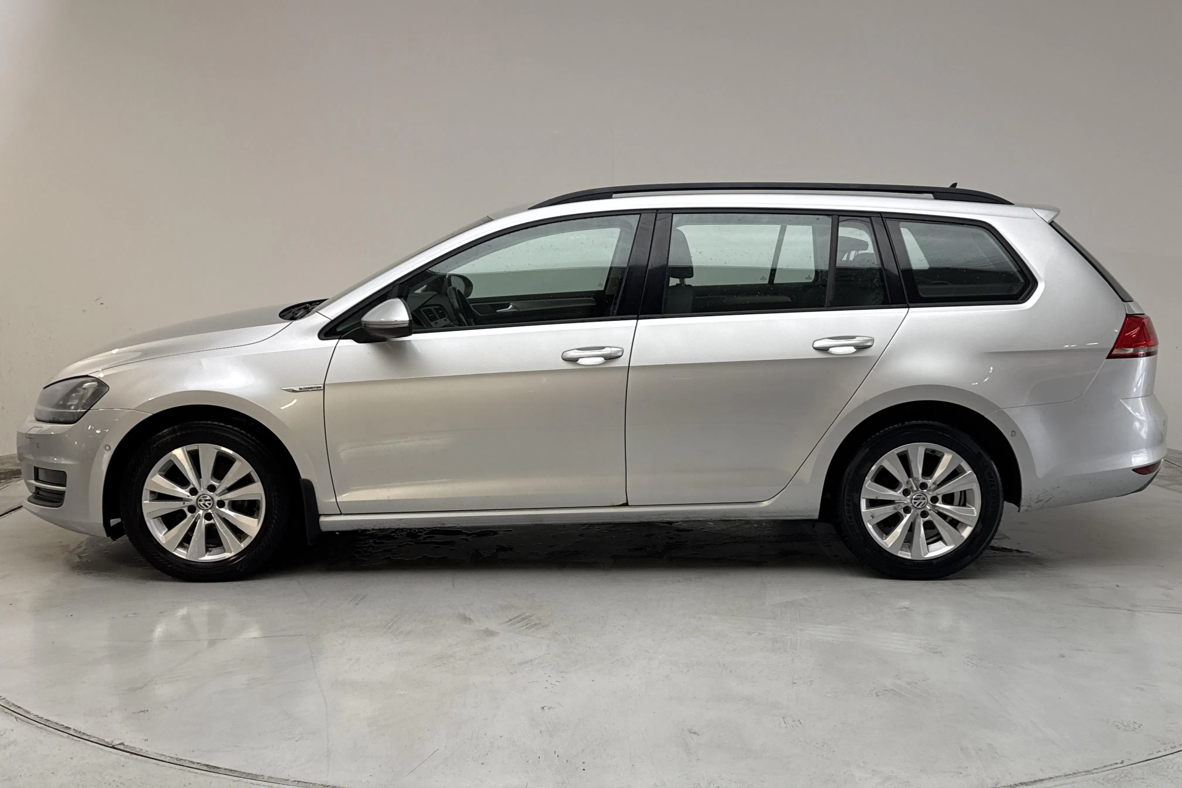 Presentationsfoto 2 av 14: VW Golf VII 1.4 TGI BlueMotion Sportscombi (110hk) - 23 710 mil - Automat - silver - 2015