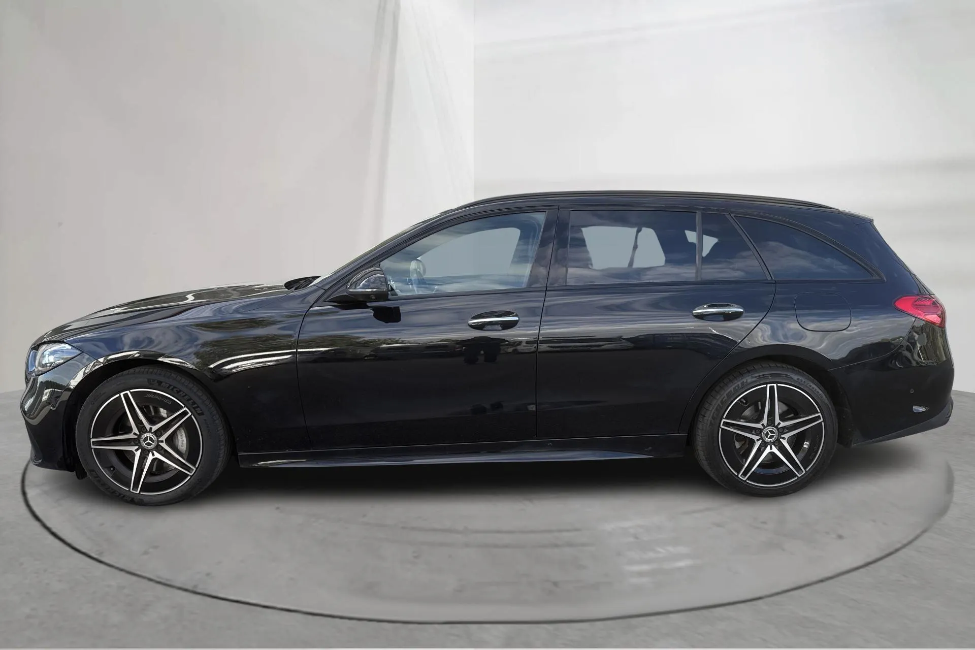 Presentationsfoto 2 av 18: Mercedes C 300 e Kombi S206 (333hk) - 14 285 mil - Automat - svart - 2023