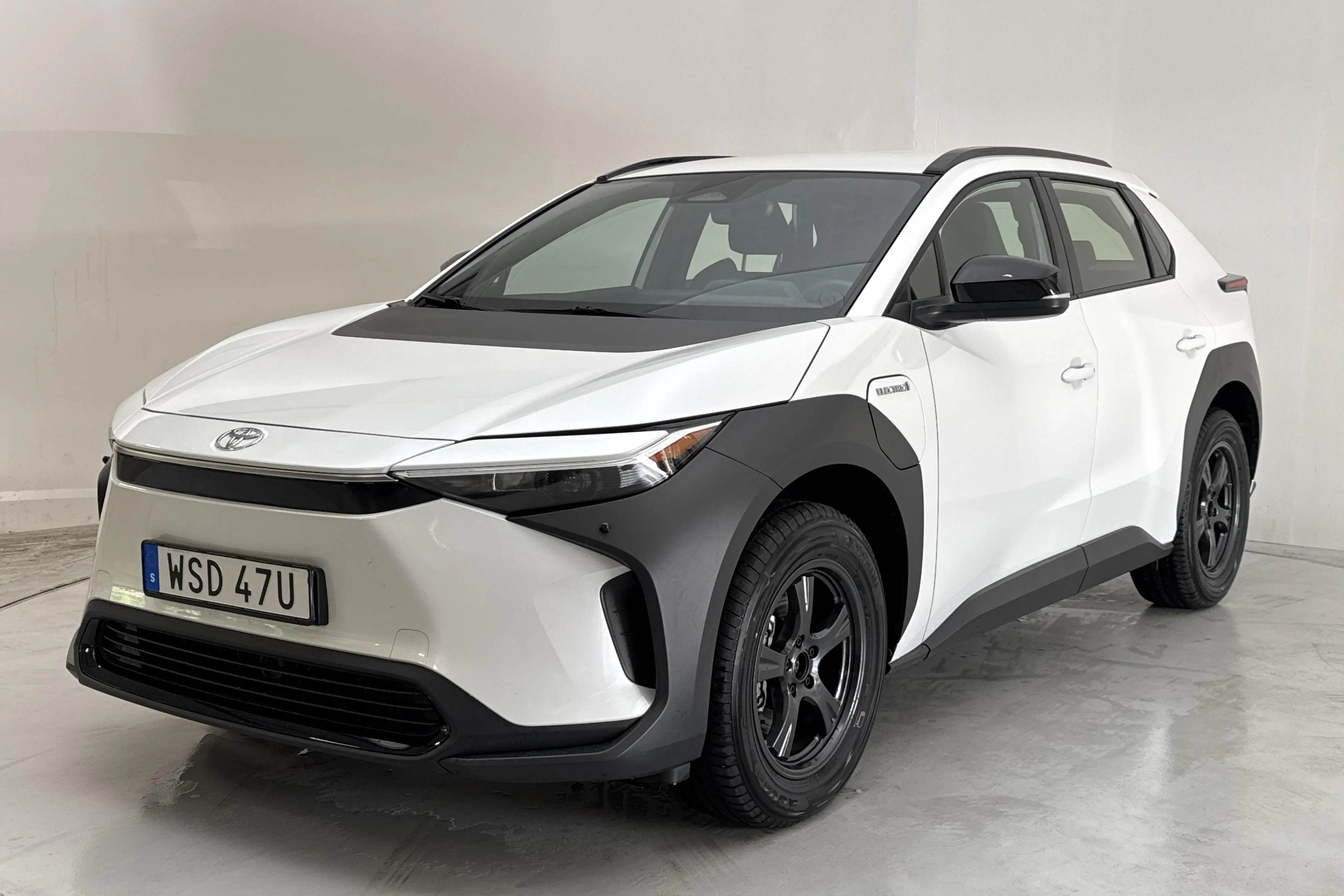 Presentationsfoto 1 av 15: Toyota bZ4X (204hk) - 2 881 mil - Automat - vit - 2023