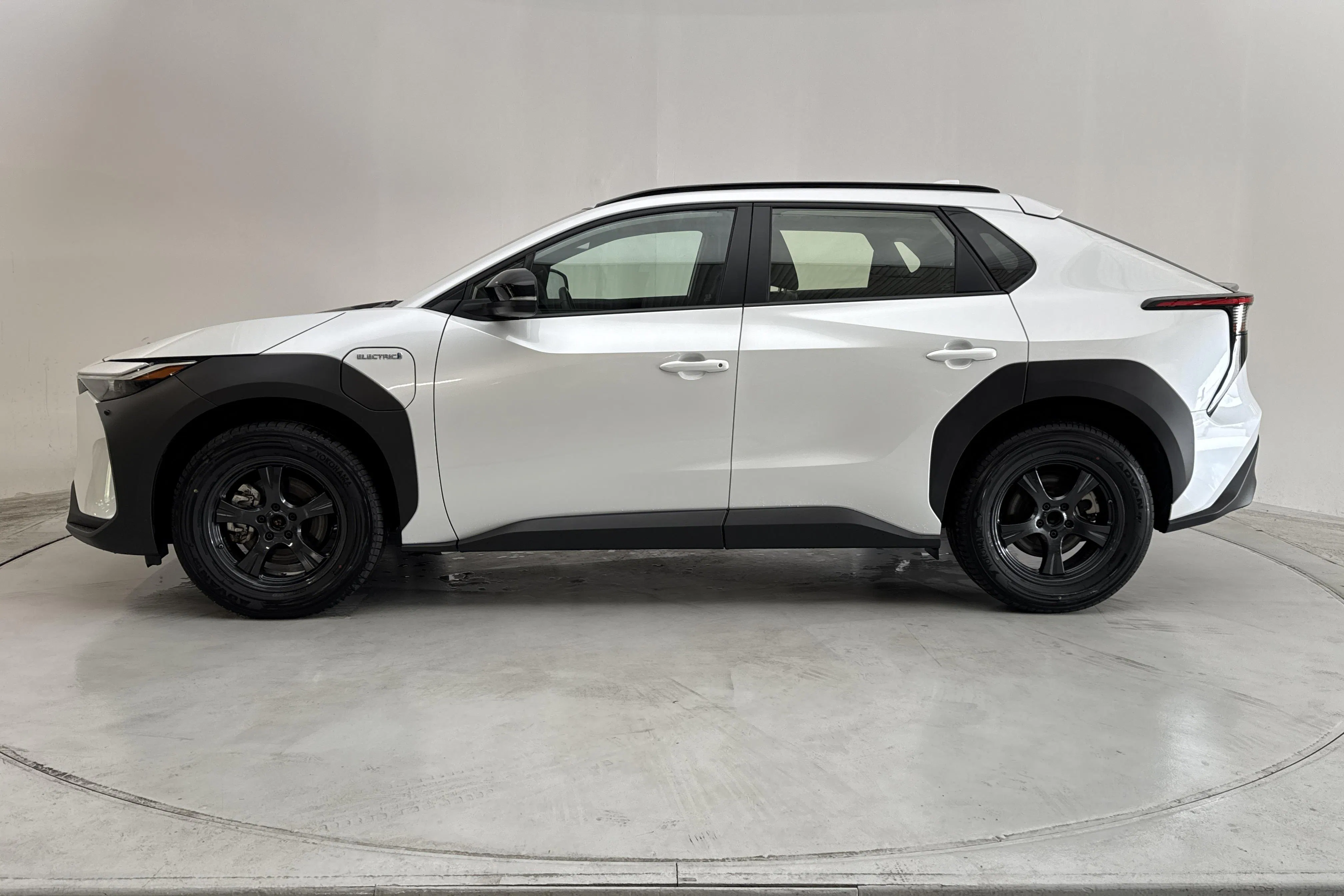 Presentationsfoto 2 av 15: Toyota bZ4X (204hk) - 2 881 mil - Automat - vit - 2023