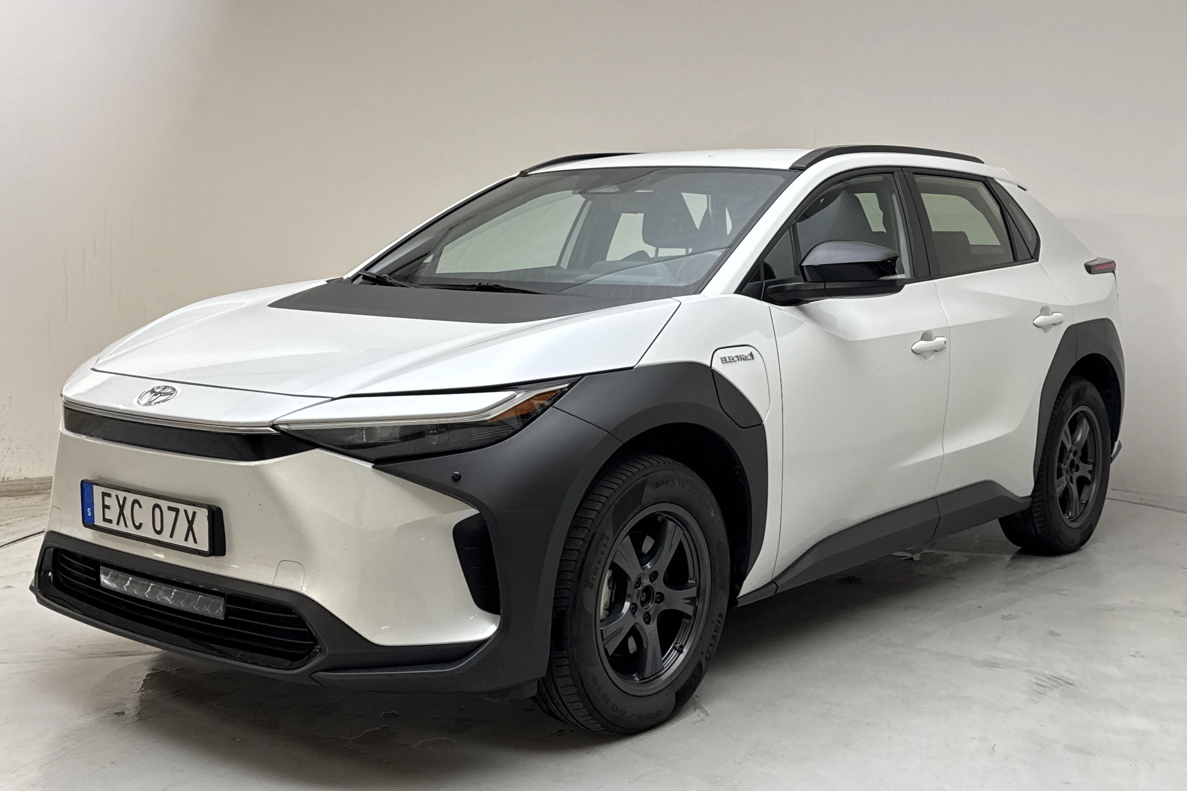 Presentationsfoto 1 av 16: Toyota bZ4X AWD (218hk) - 9 137 mil - Automat - vit - 2023