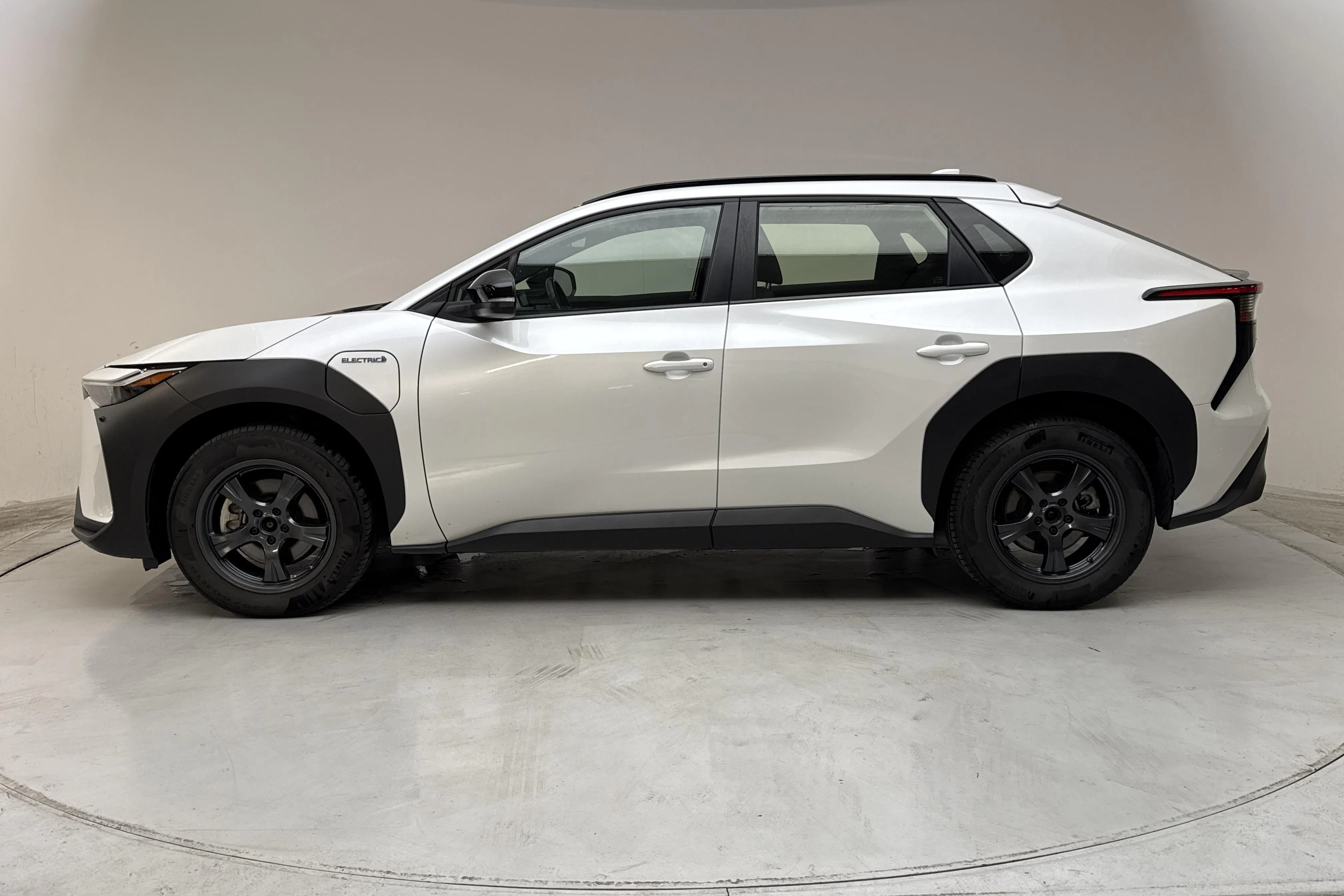 Presentationsfoto 2 av 16: Toyota bZ4X AWD (218hk) - 9 137 mil - Automat - vit - 2023