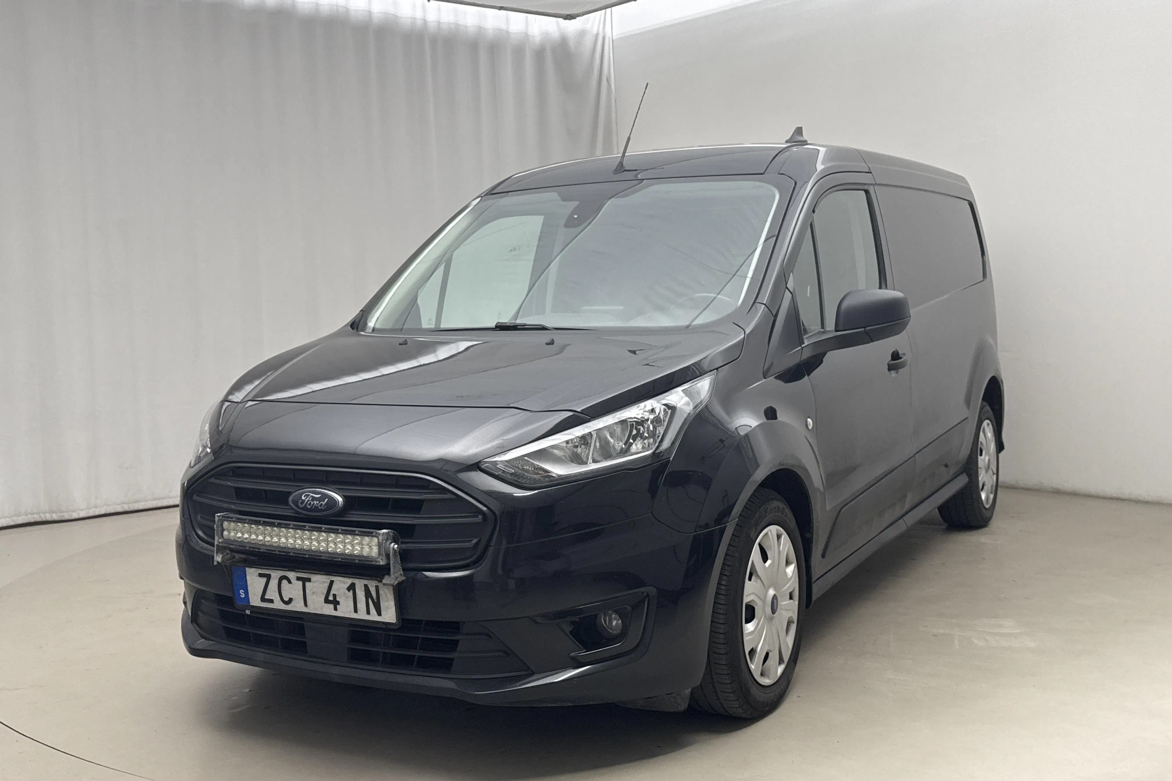 Presentationsfoto 1 av 14: Ford Transit Connect 1.5 EcoBlue (100hk) - 10 619 mil - Automat - svart - 2022