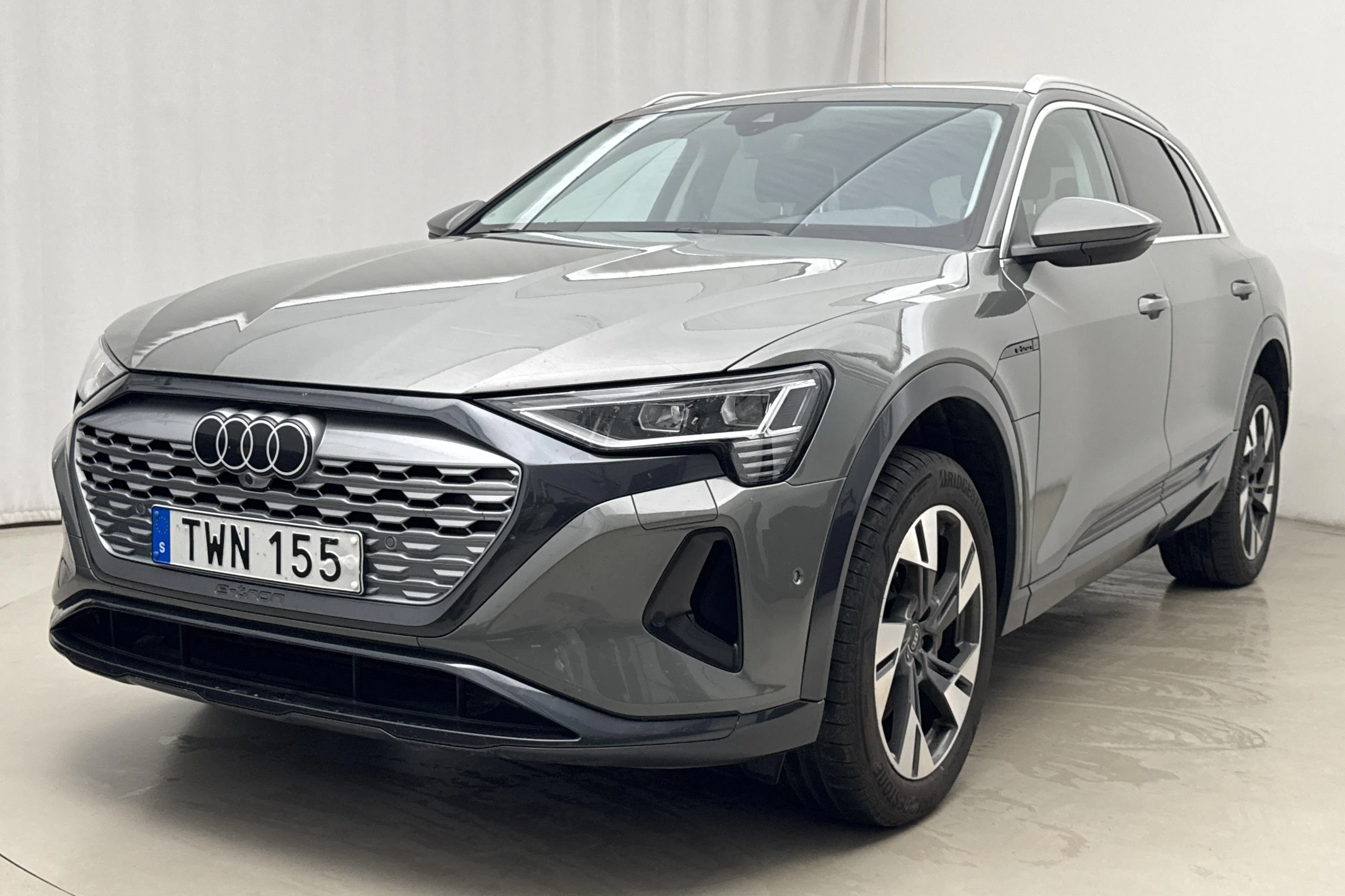Presentation photo 1 of 23: Audi Q8 55 e-tron quattro (408hk) - 83 450 km - Automatic - gray - 2024