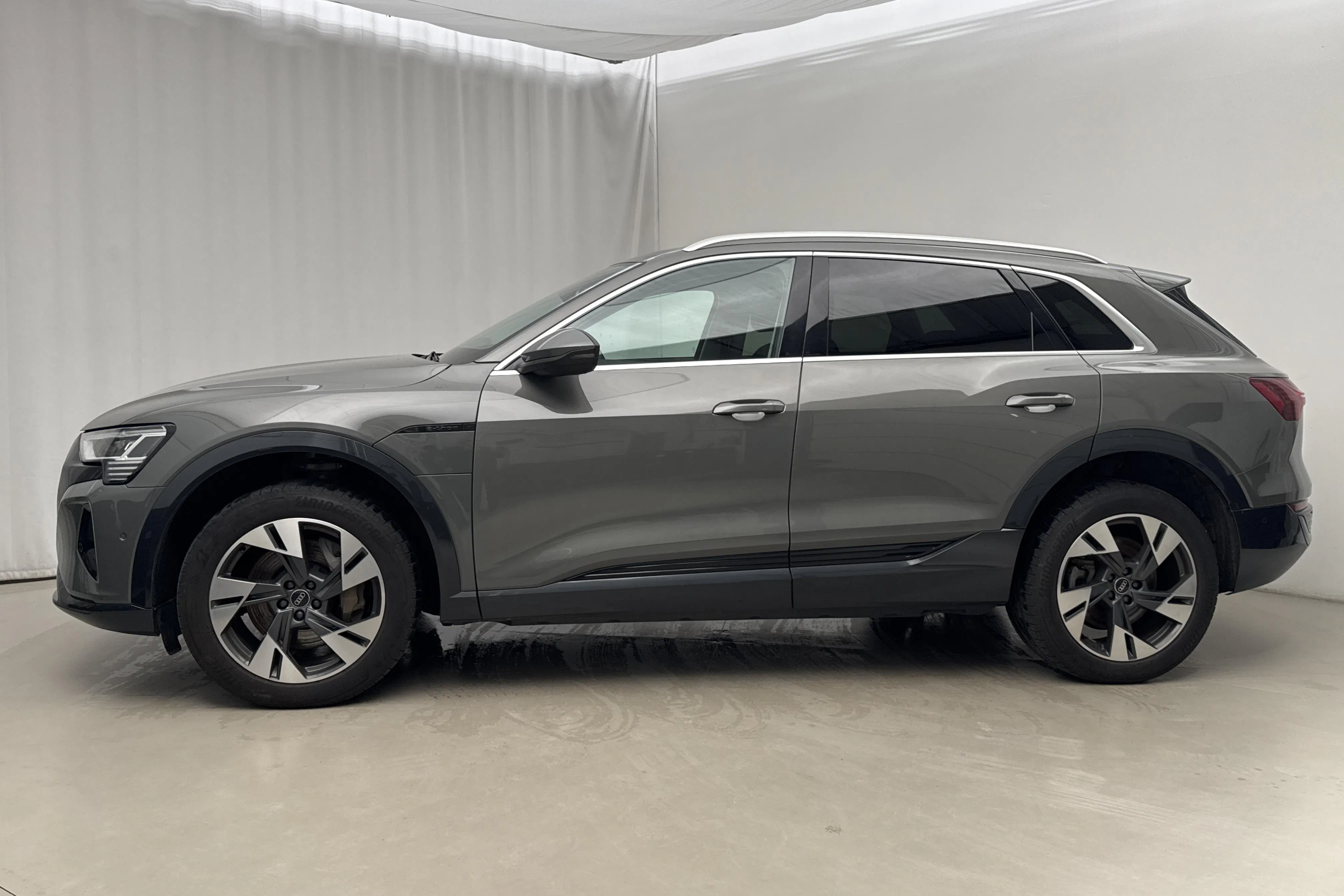 Presentation photo 2 of 23: Audi Q8 55 e-tron quattro (408hk) - 83 450 km - Automatic - gray - 2024
