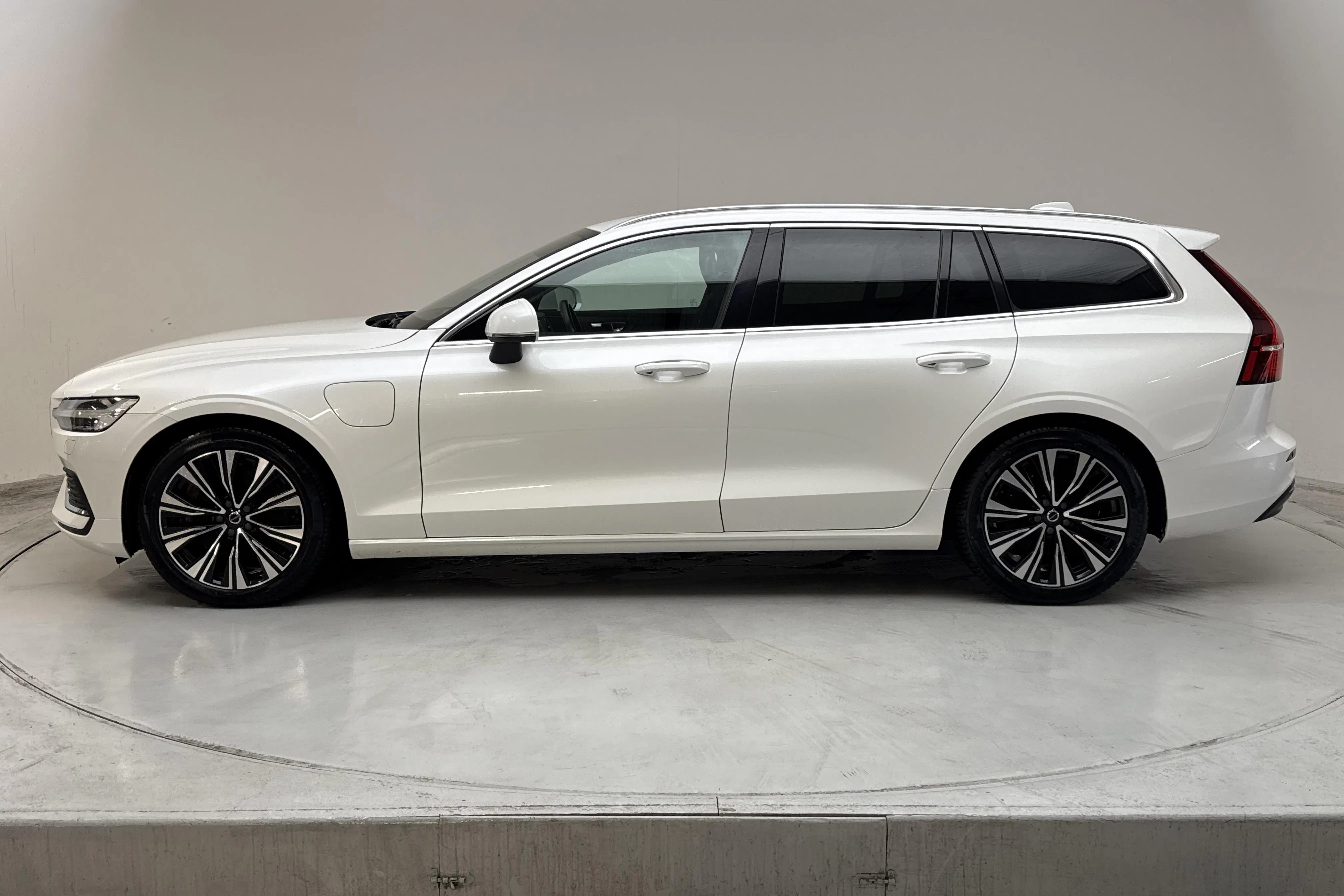 Presentation photo 2 of 18: Volvo V60 T6 AWD Recharge (350hk) - 134 560 km - Automatic - white - 2023