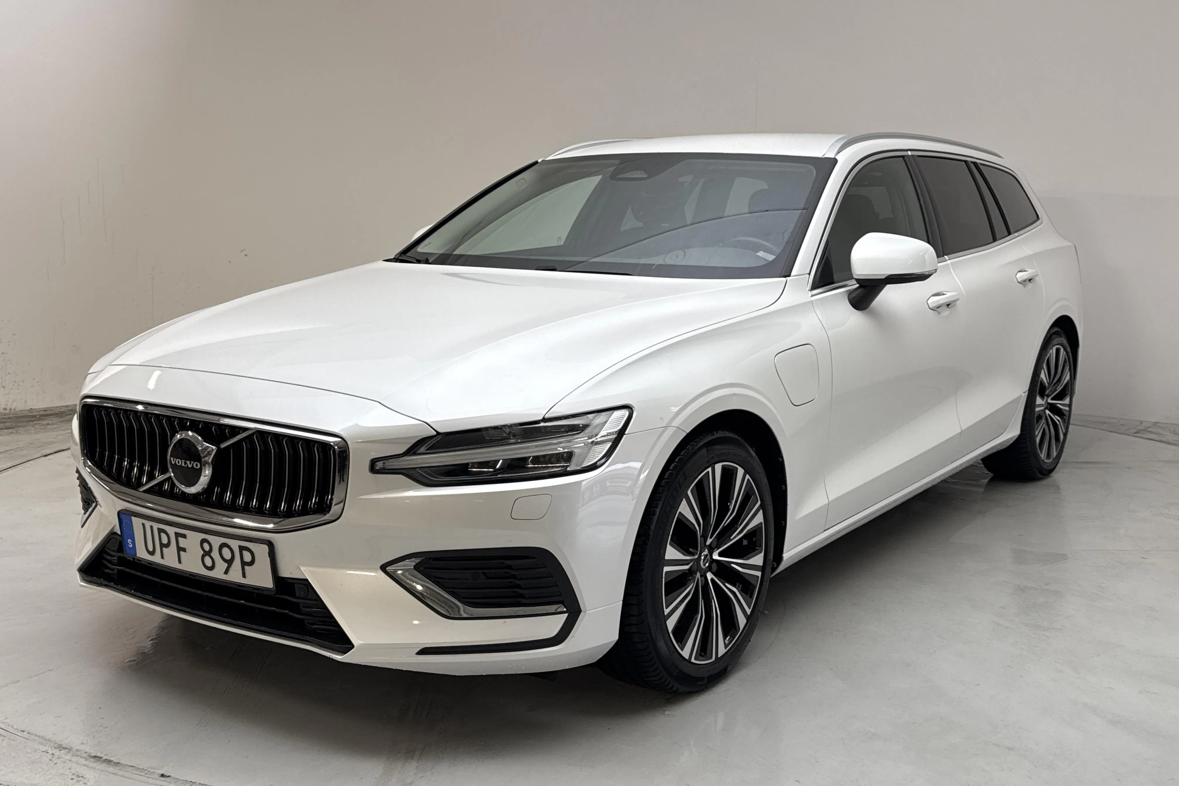 Presentation photo 1 of 18: Volvo V60 T6 AWD Recharge (350hk) - 134 560 km - Automatic - white - 2023