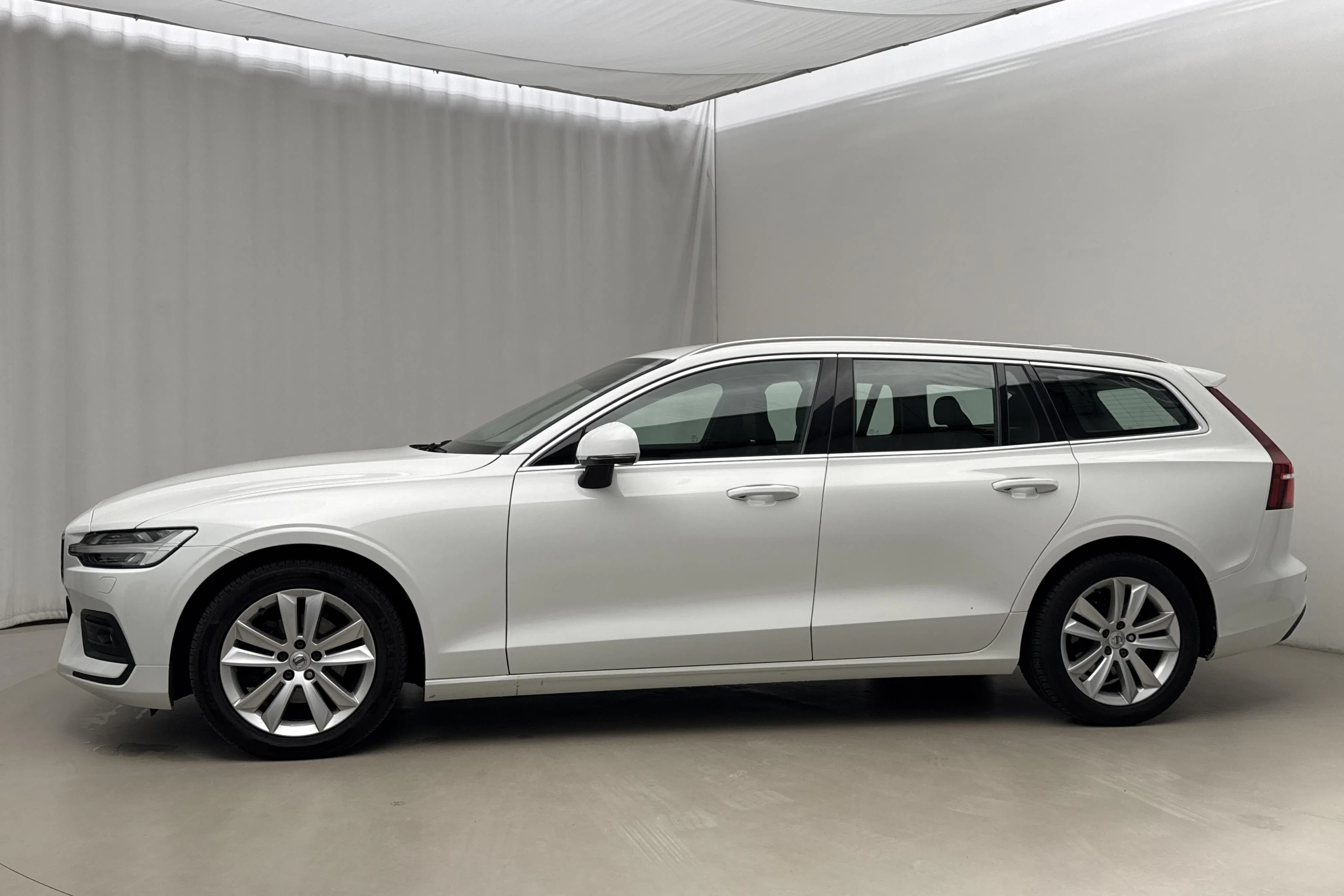 Presentationsfoto 2 av 20: Volvo V60 T4 (190hk) - 10 646 mil - Automat - vit - 2020