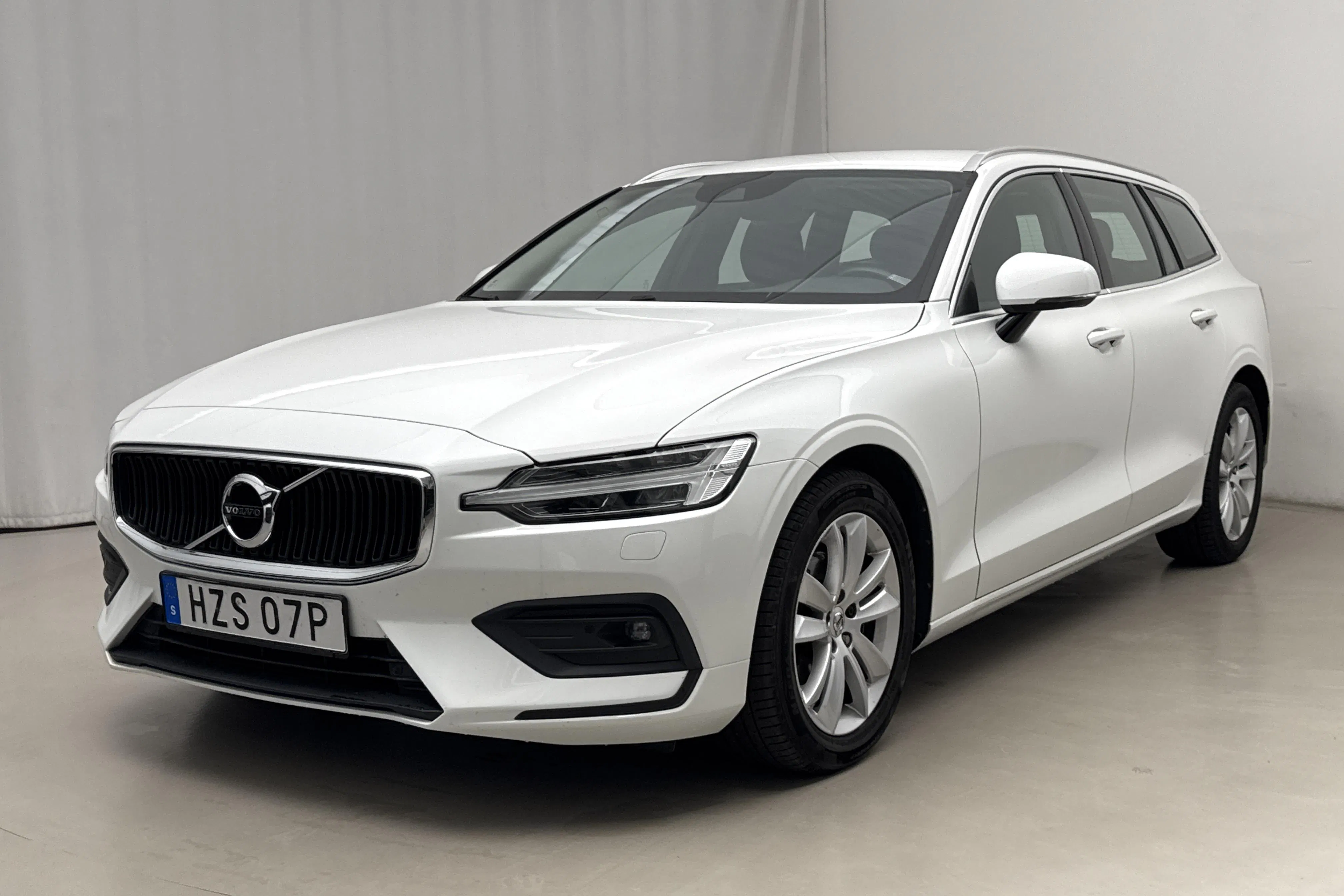 Presentationsfoto 1 av 20: Volvo V60 T4 (190hk) - 10 646 mil - Automat - vit - 2020