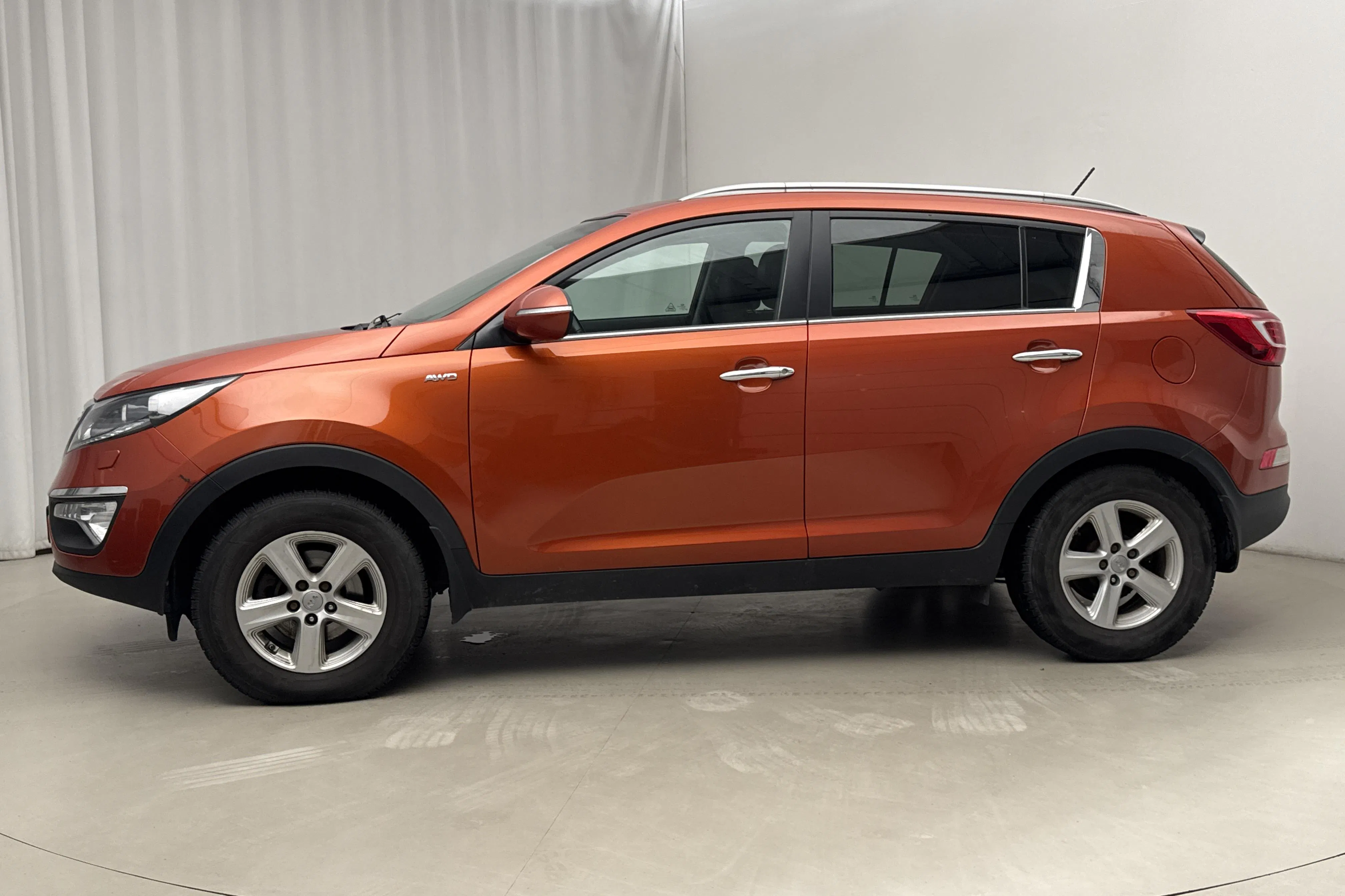 Presentationsfoto 2 av 15: KIA Sportage 2.0 CRDi AWD (184hk) - 21 851 mil - Manuell - röd - 2013