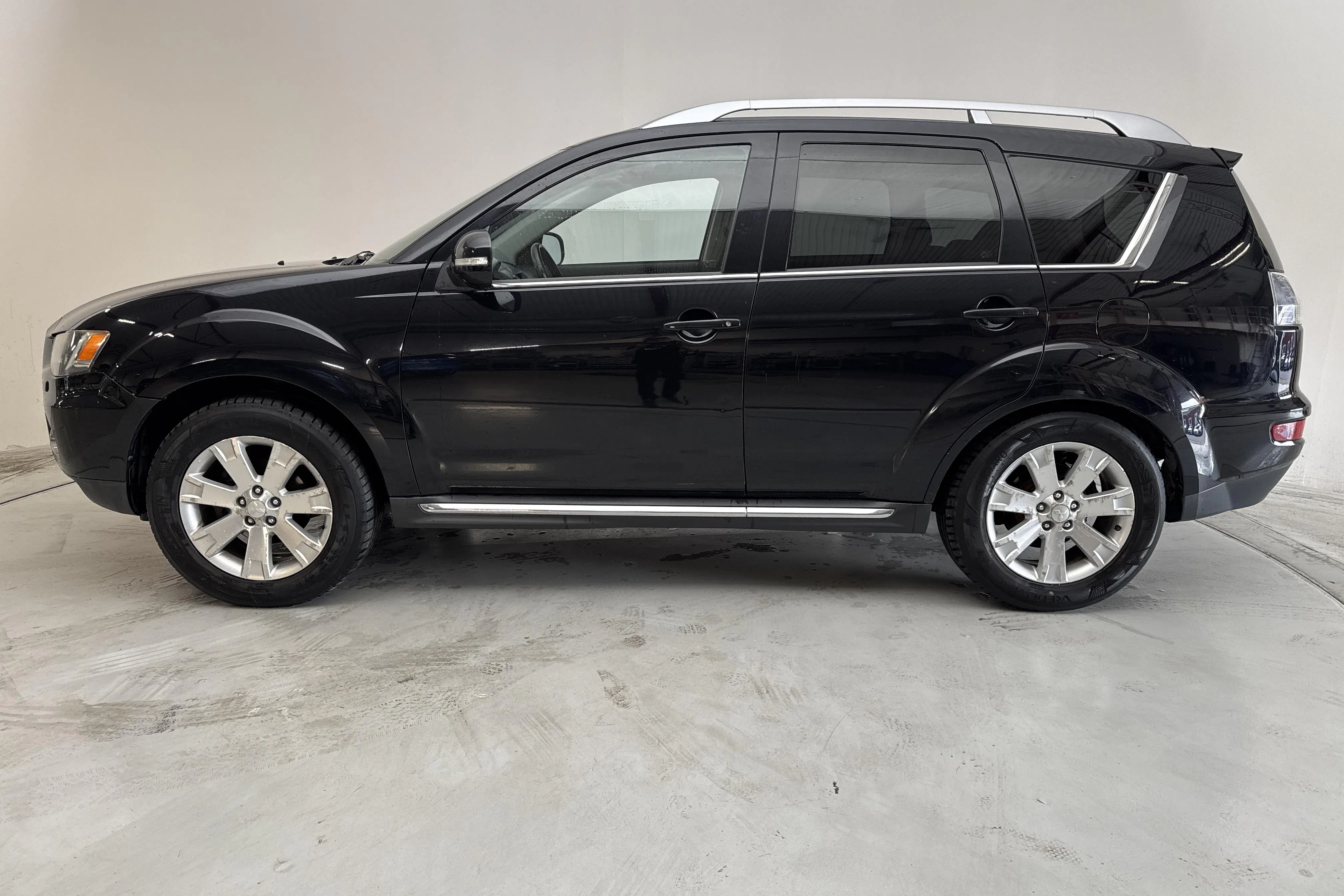 Presentation photo 2 of 12: Mitsubishi Outlander 2.4 FFV (170hk) - 221 600 km - Automatic - black - 2010