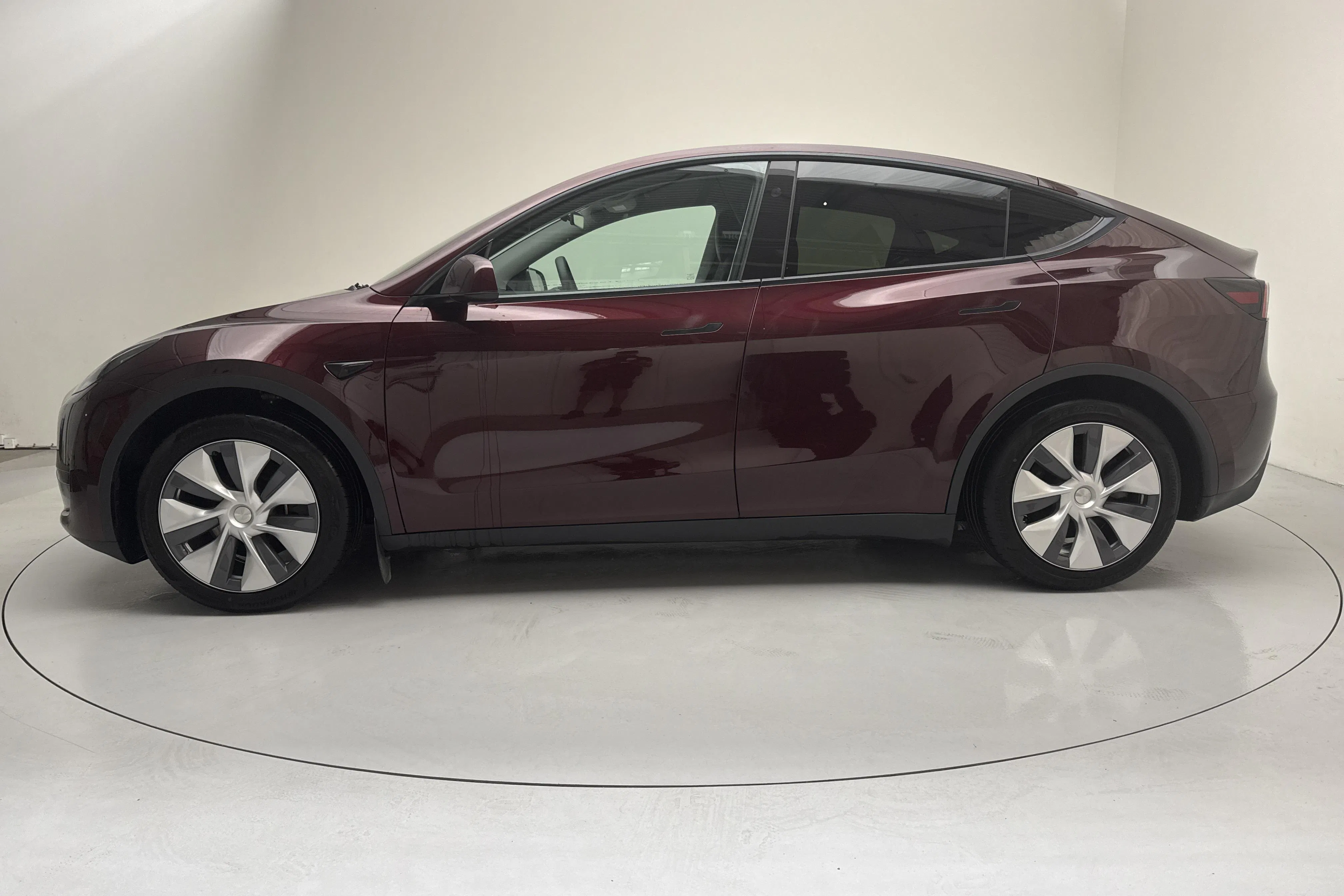 Presentationsfoto 2 av 18: Tesla Model Y RWD - 5 355 mil - Automat - röd - 2024