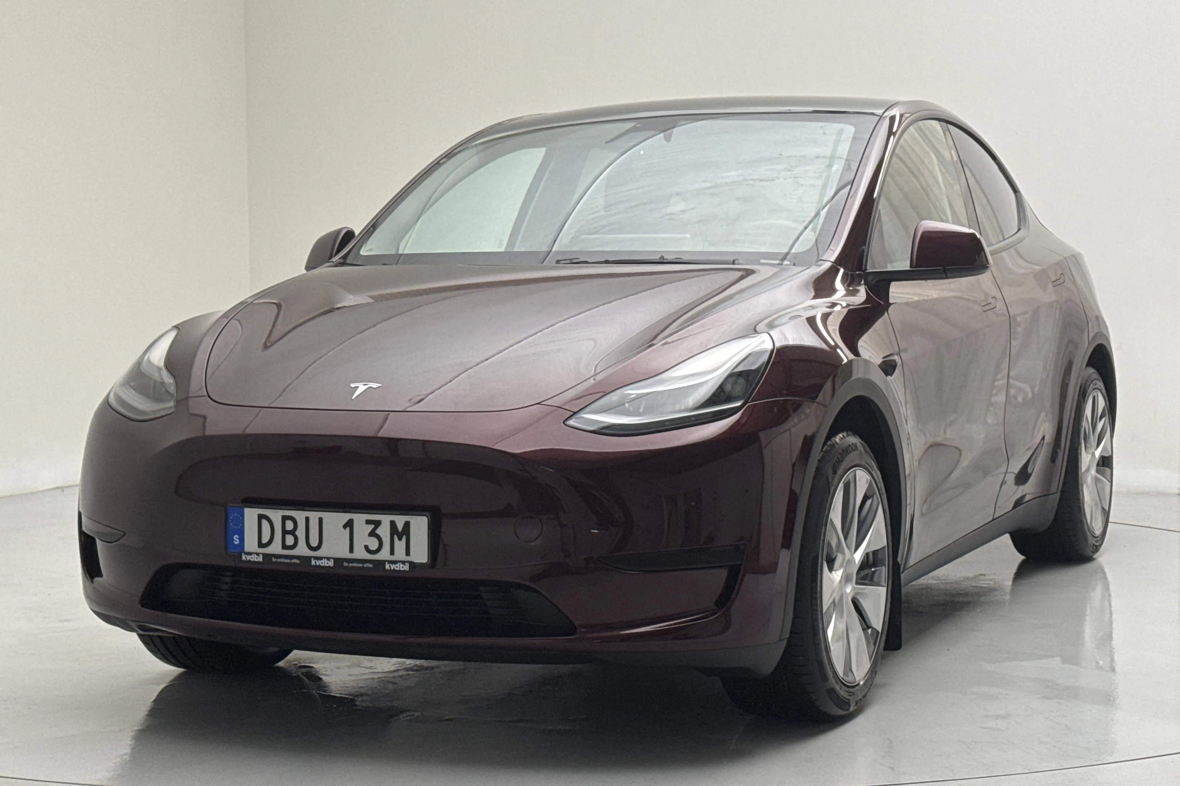 Presentationsfoto 1 av 18: Tesla Model Y RWD - 5 355 mil - Automat - röd - 2024