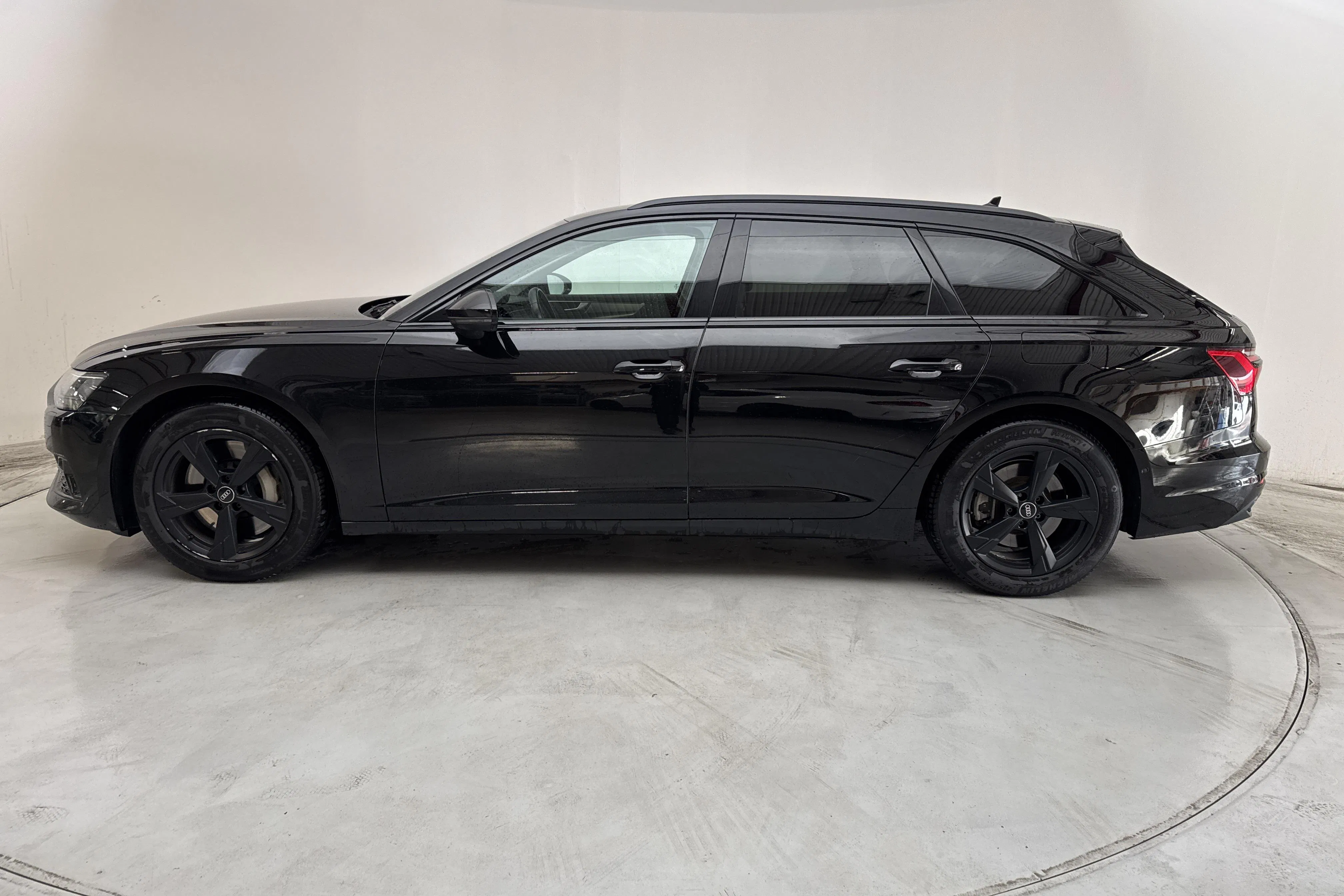 Presentationsfoto 2 av 17: Audi A6 Avant 50 TFSI e quattro (299hk) - 9 393 mil - Automat - svart - 2023