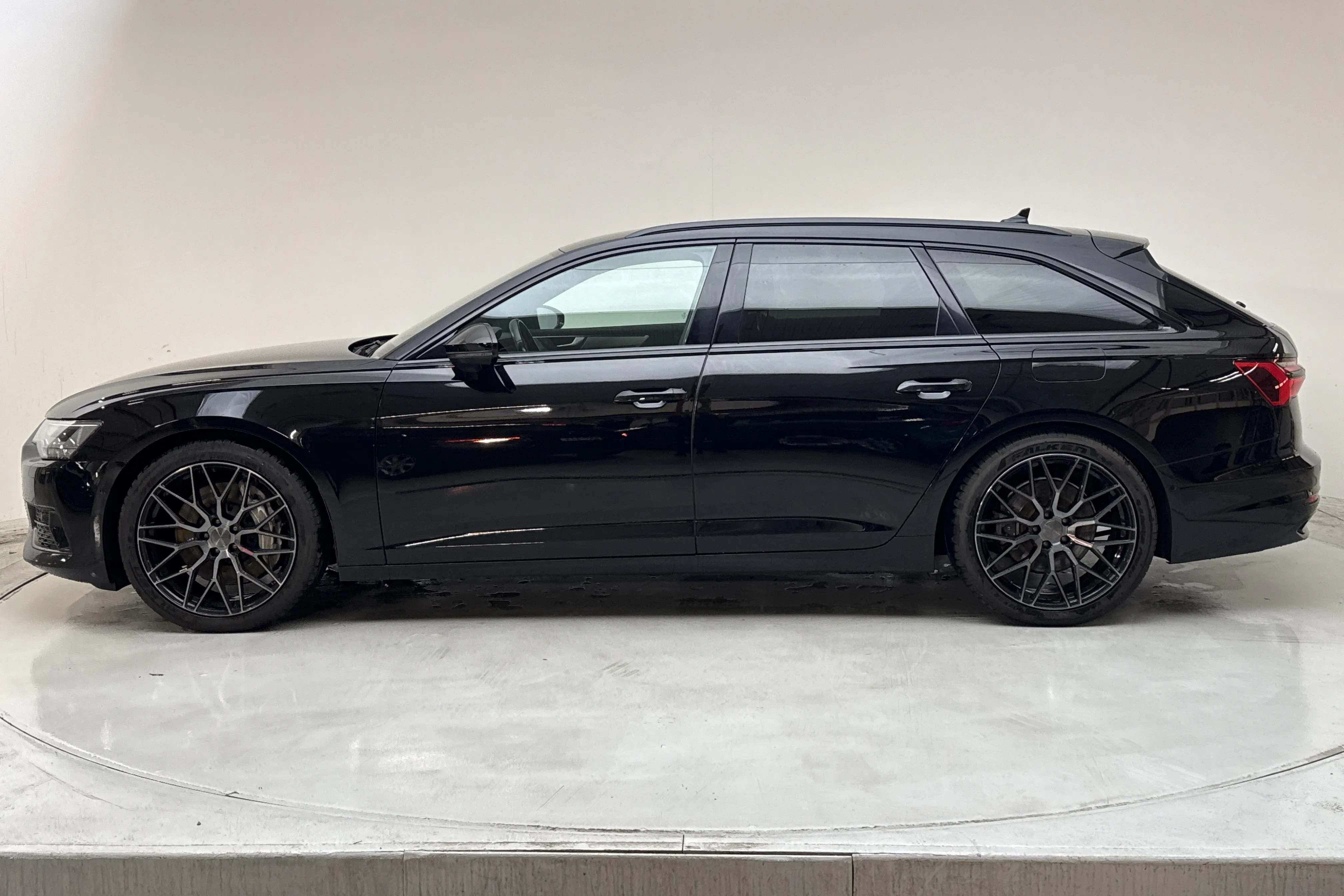 Presentationsfoto 2 av 16: Audi A6 Avant 50 TFSI e quattro (299hk) - 11 125 mil - Automat - svart - 2023