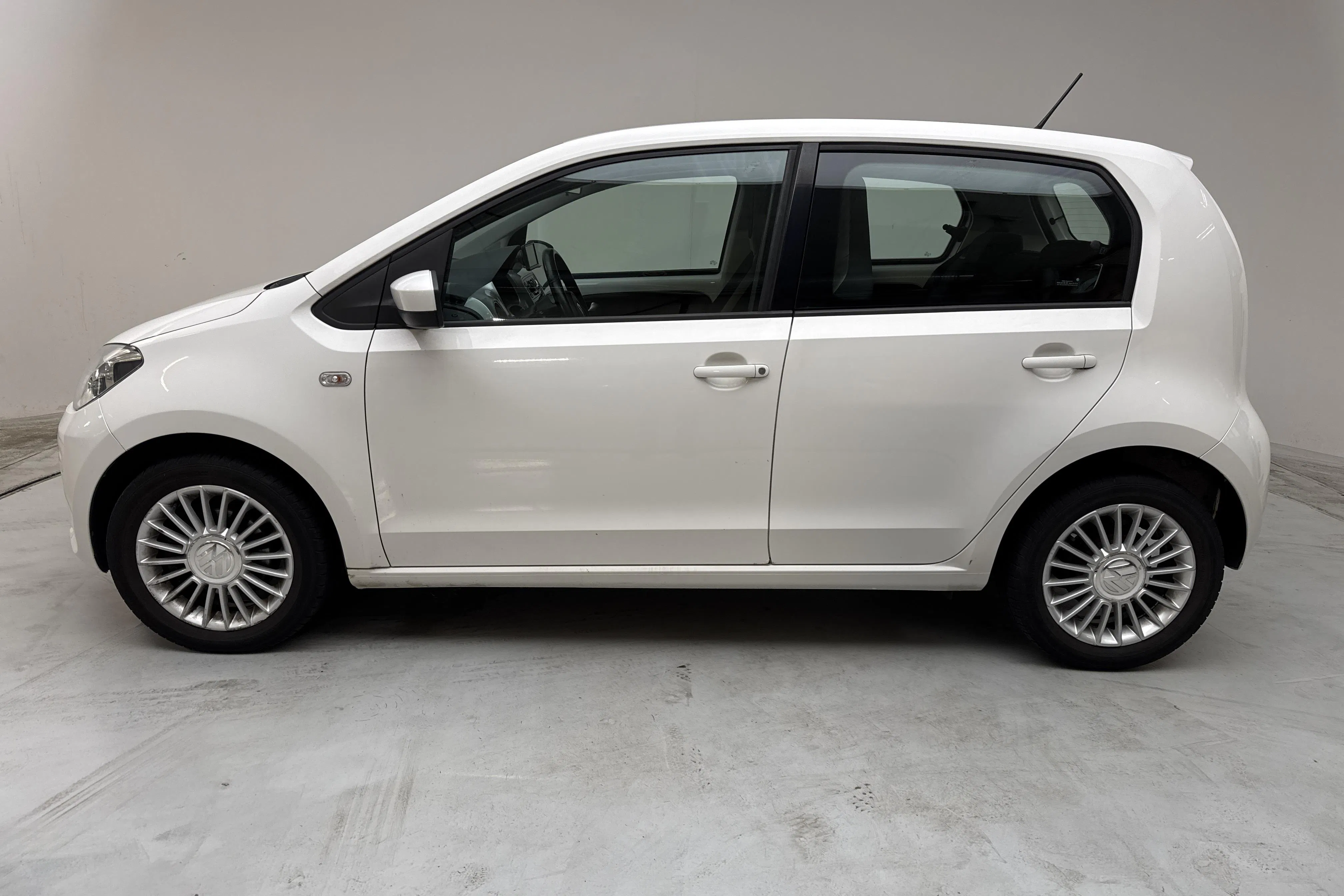 Presentation photo 2 of 12: VW up! 1.0 5dr (75hk) - 109 440 km - Manual - white - 2014