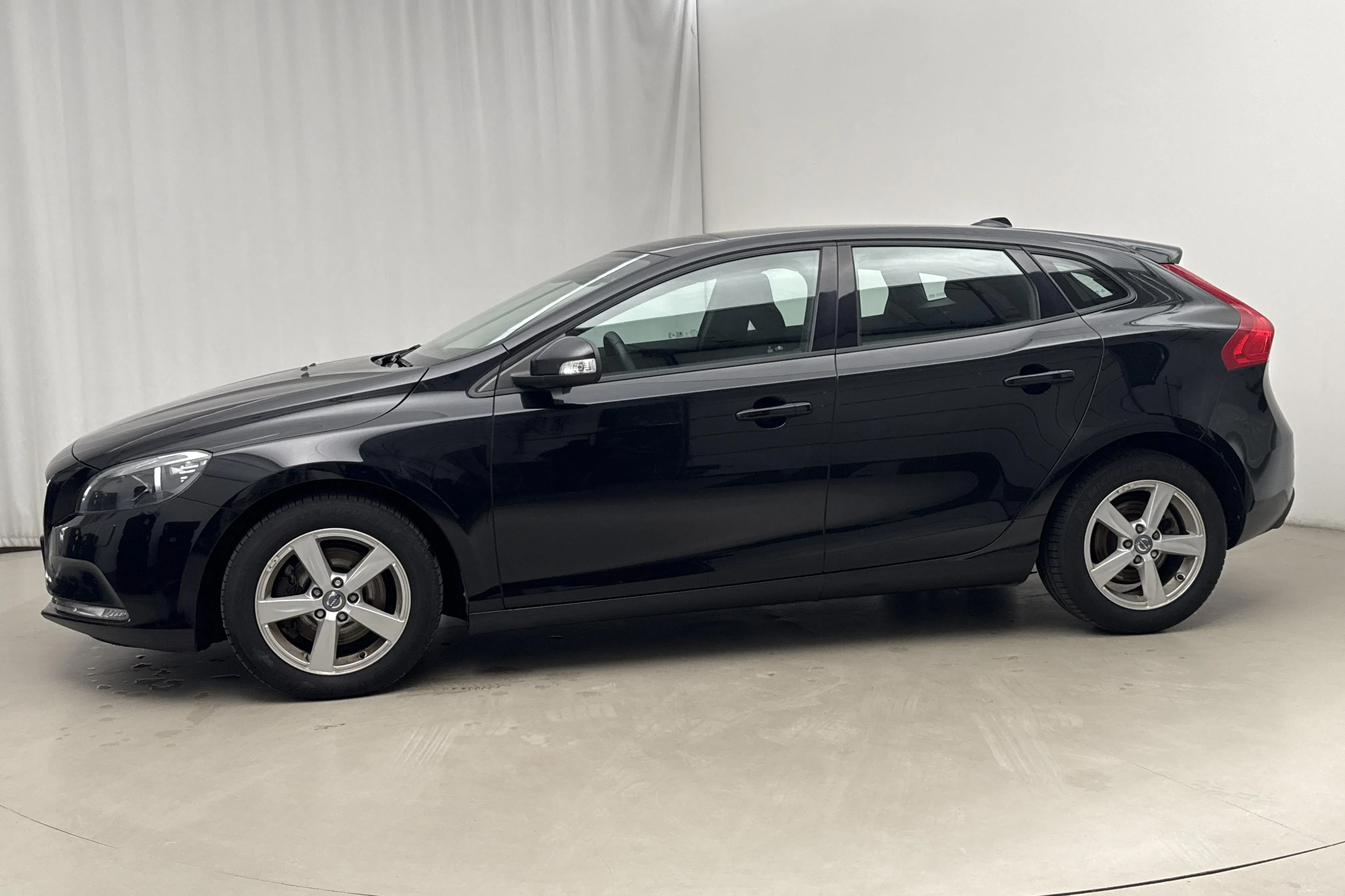 Presentation photo 2 of 19: Volvo V40 T3 (150hk) - 78 130 km - Manual - black - 2014