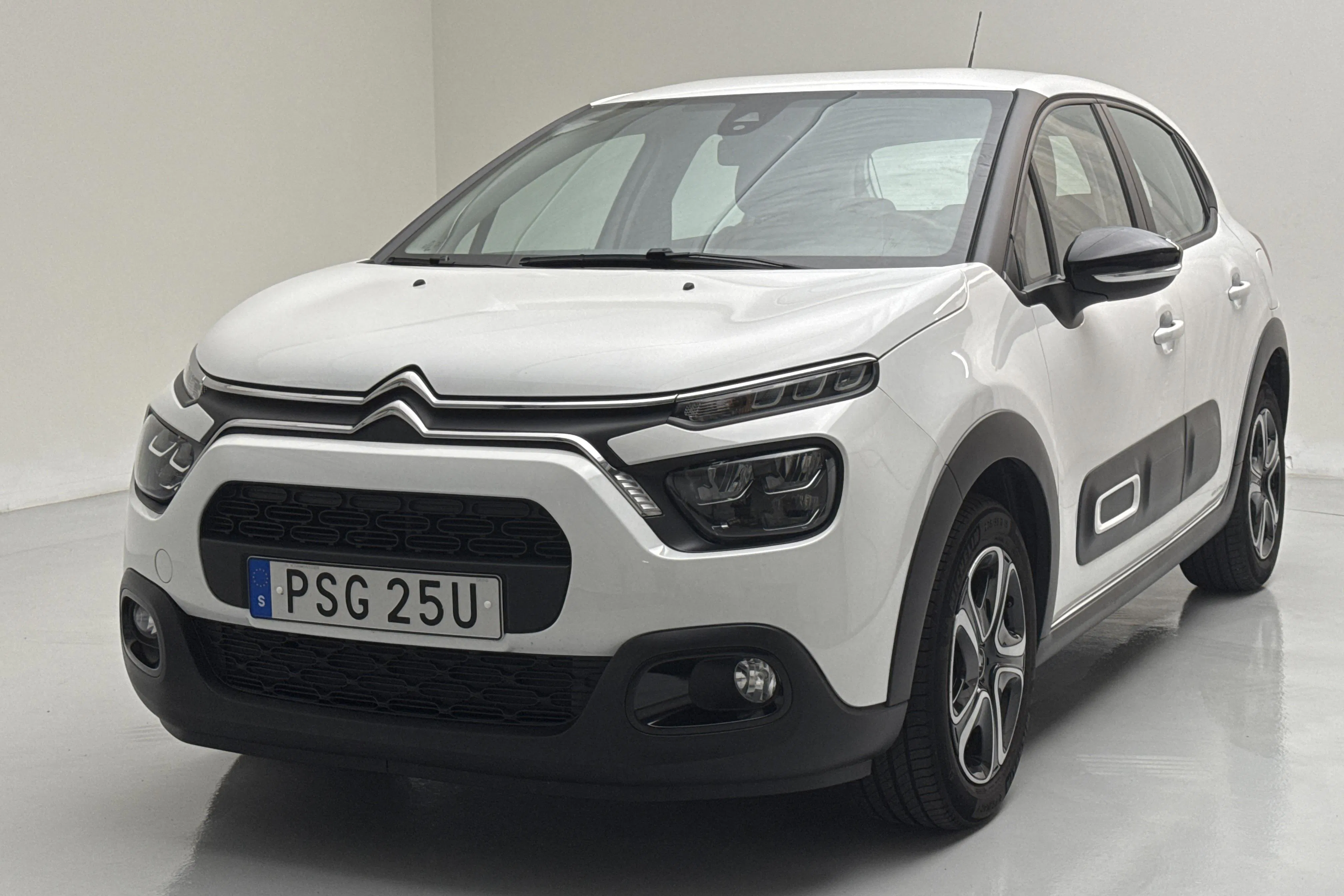 Presentation photo 1 of 13: Citroën C3 PureTech (82hk) - 38 200 km - Manual - white - 2022