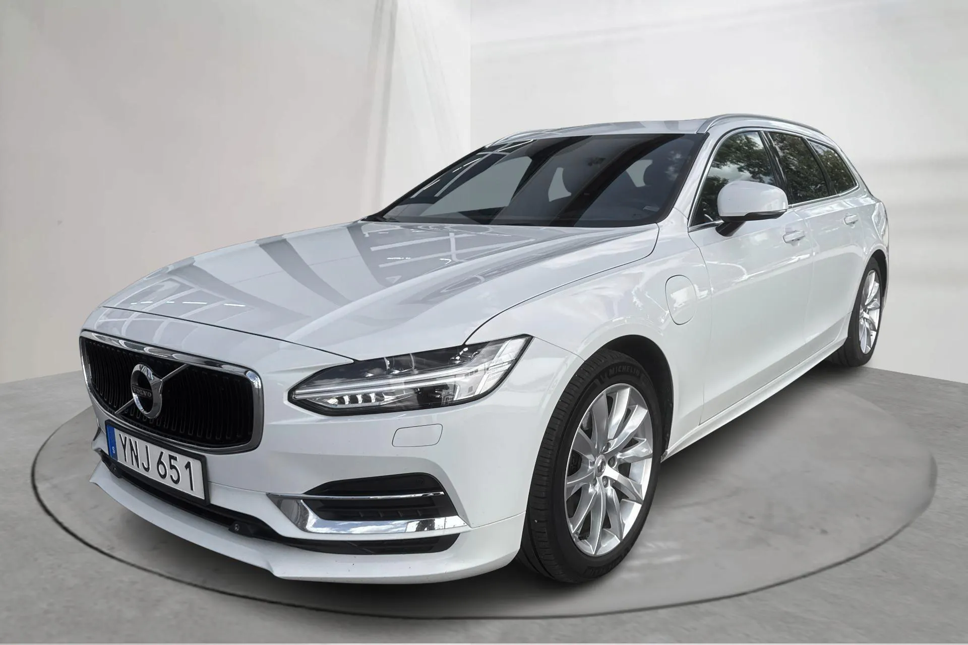 Presentationsfoto 1 av 24: Volvo V90 T8 AWD Twin Engine (390hk) - 18 337 mil - Automat - vit - 2019