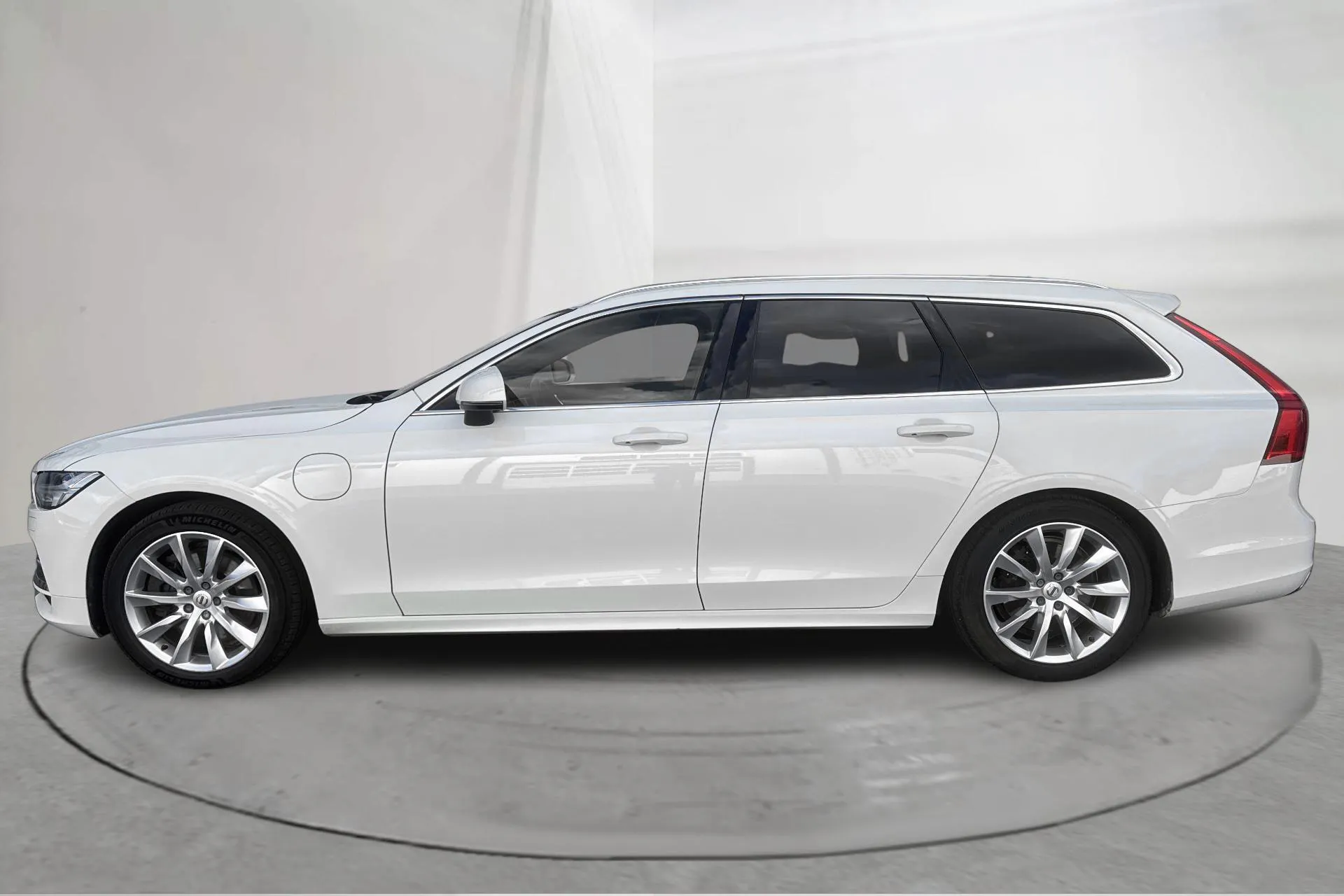 Presentationsfoto 2 av 24: Volvo V90 T8 AWD Twin Engine (390hk) - 18 337 mil - Automat - vit - 2019